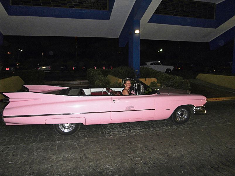 Kuubassa voi ajaa vanhoja amerikanrautoja, vaikka pinkkiä Cadillacia.