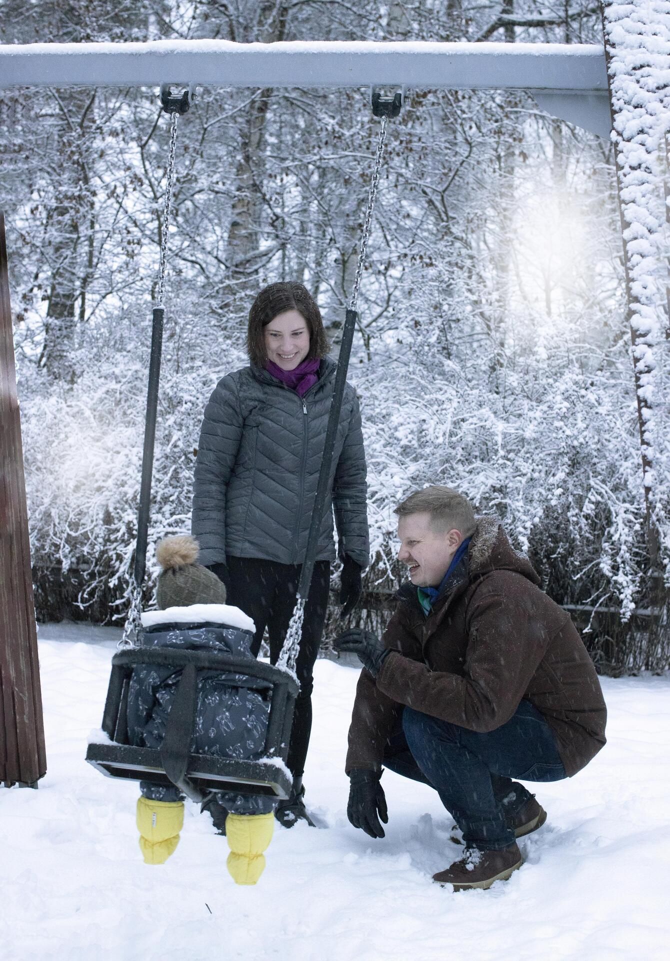 "Itse puutun kiusaamiseen, jos näen sitä esimerkiksi työpaikalla. En kuitenkaan uhraa koko elämääni kiusaamisen vastaiseen taisteluun. Haluan nauttia näistä hyvistä vuosista, jotka olen saanut", Lassi sanoo. Ulkoilemassa myös puoliso Paula sekä Viljo, 1.