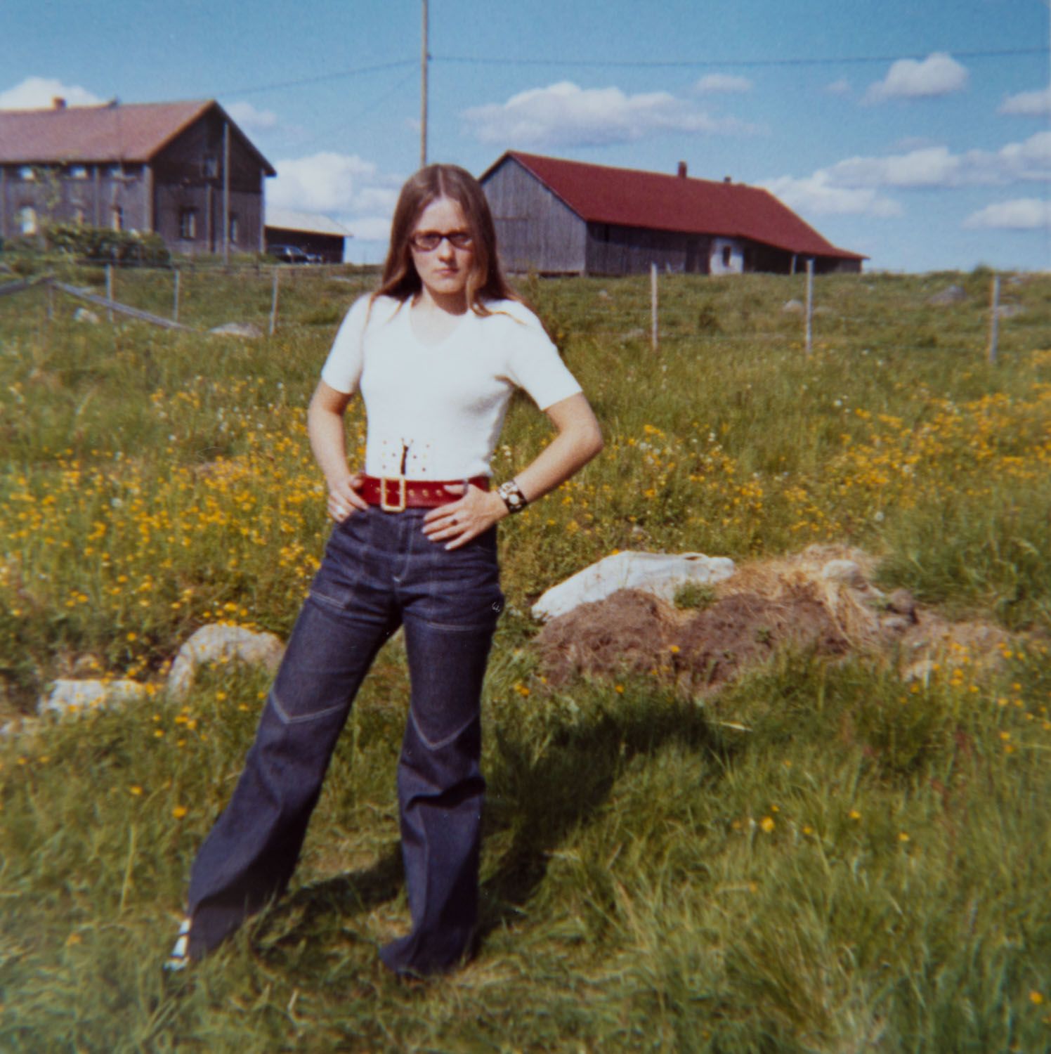 Tässä olen enoni huvilalla Alavudella. Vuosi on 1971 ja lahkeet leveät.