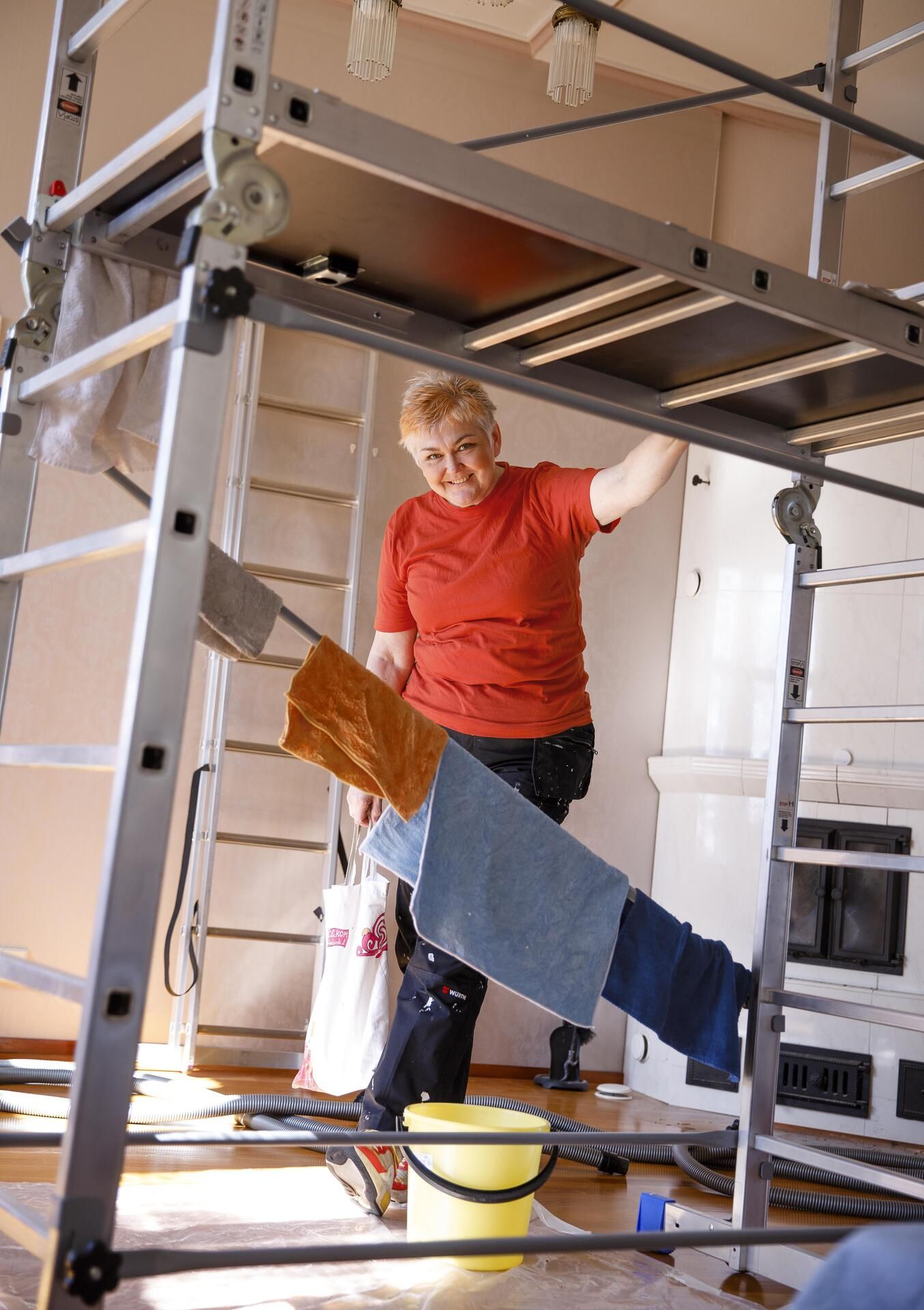 Tea tekee nyt työkseen sellaisia remontti- ja siivoustöitä, joista ihmiset sanovat, että kyllähän minä itsekin osaisin tehdä, mutta kun ei ole aikaa. ”Yksi hieno asia yrittäjyydessä on, että nyt voin tehdä tukityötä erityislasten kanssa myös työssäni. Teemme yhdessä remonttihommia ja annan pianotunteja erityislapsille.”