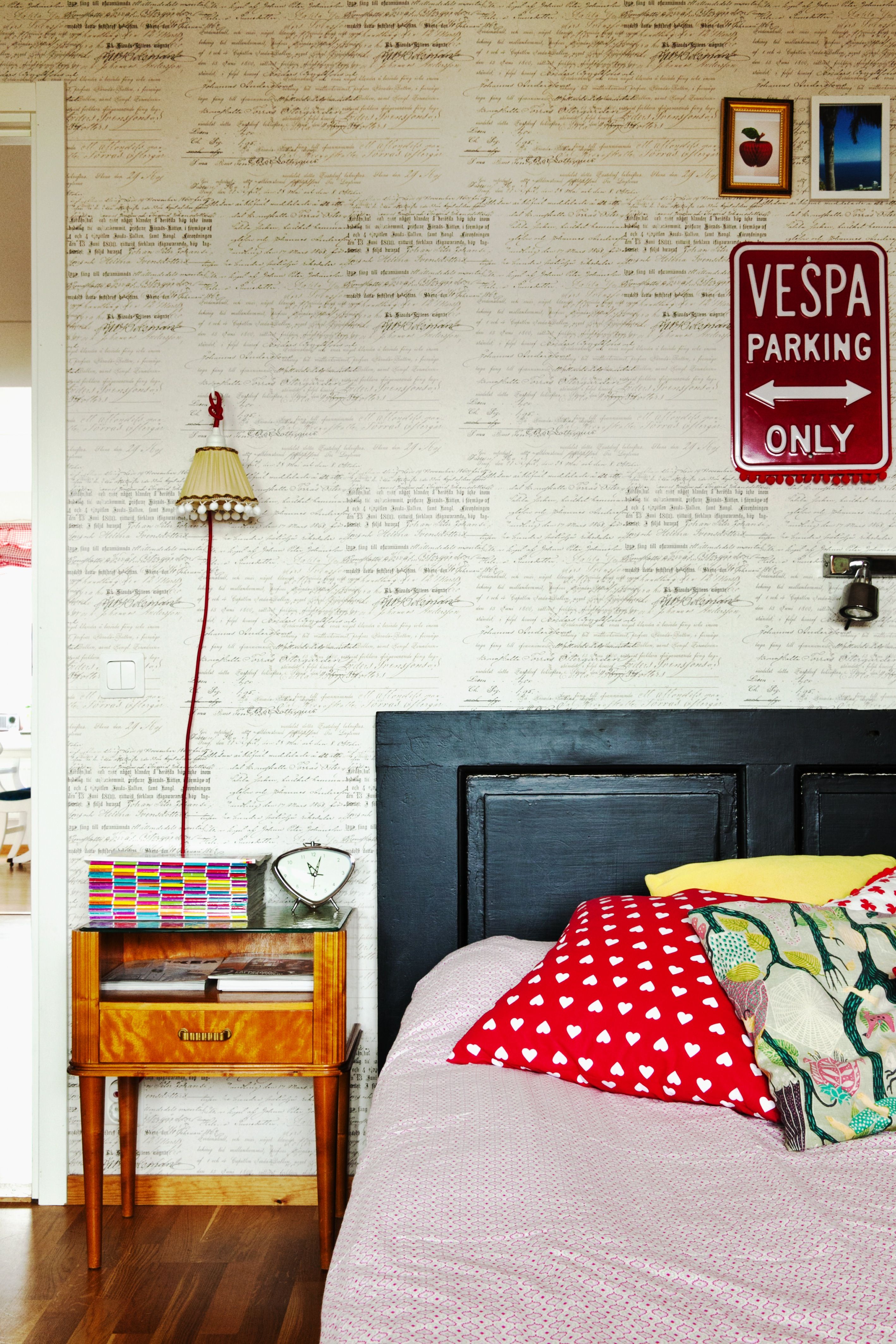 Vanhasta ovesta tehdyssä sängynpäädyssä saa näkyä ajan patina. Oven voi kiinnittää suoraan seinään, tai rakentaa sille omat jalat. Kuva:Sofi Sykfont