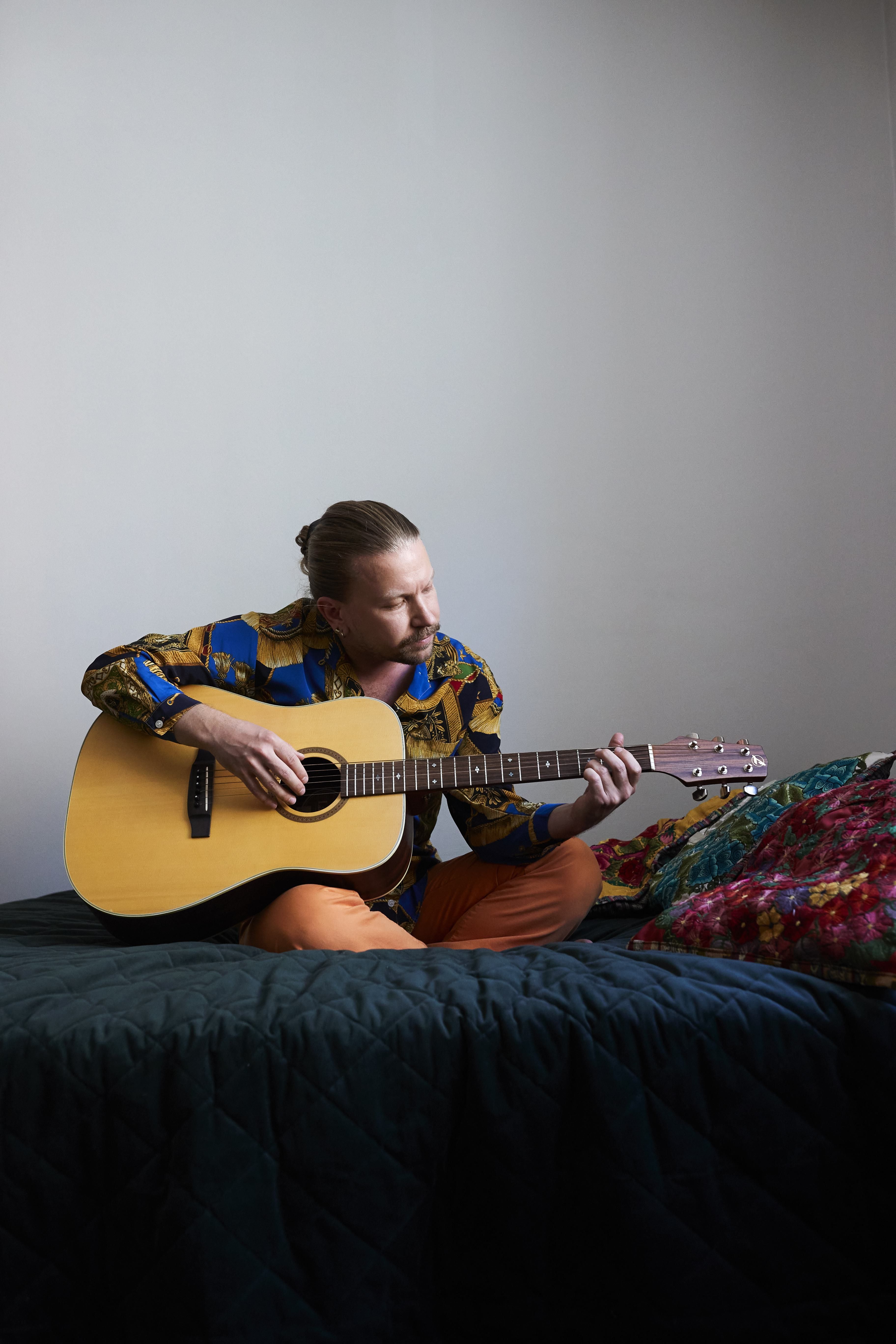 ”Soitin teini-iässä kitaraa. Raitistumisen jälkeen olen aloittanut soittamisen uudelleen. Harjoittelu kasvattaa kärsivällisyyttä.”