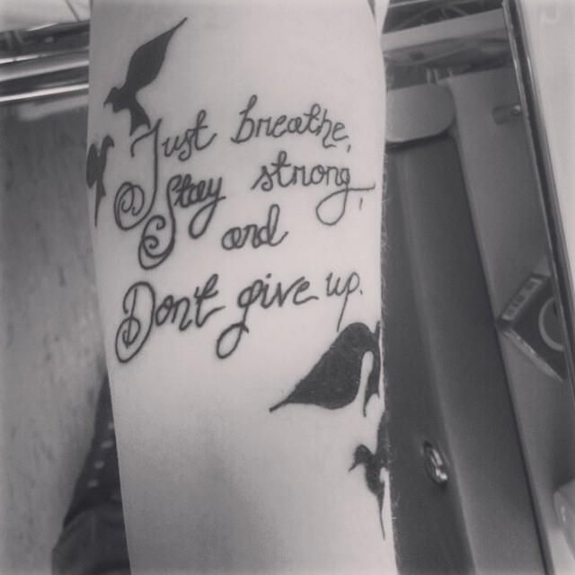 Tatuointi käsivarressani antaa voimaa vaikeina hetkinä: Hengitä, pysy vahvana, älä anna periksi.