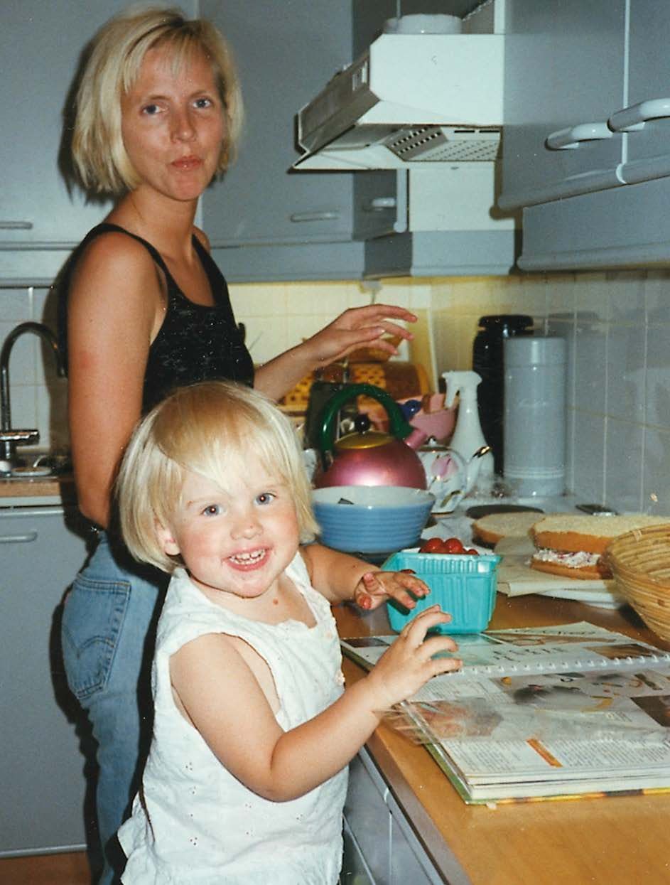 Äidin apuna leipomassa.