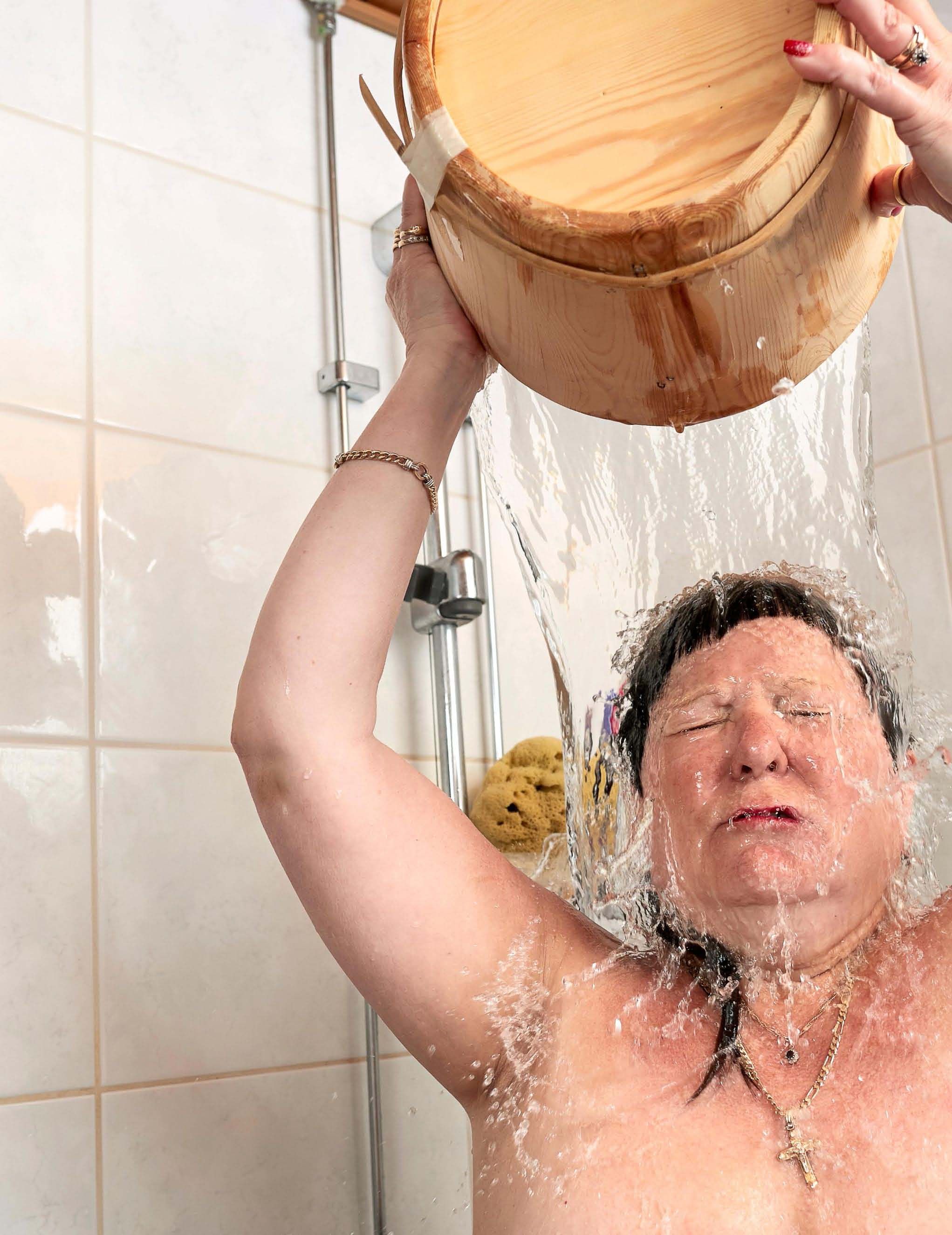 "Istumme lauteilla vartin verran kerrallaan, mutta saunomista fiilistellään kauemmin", Riitta-Liisa kertoo. 