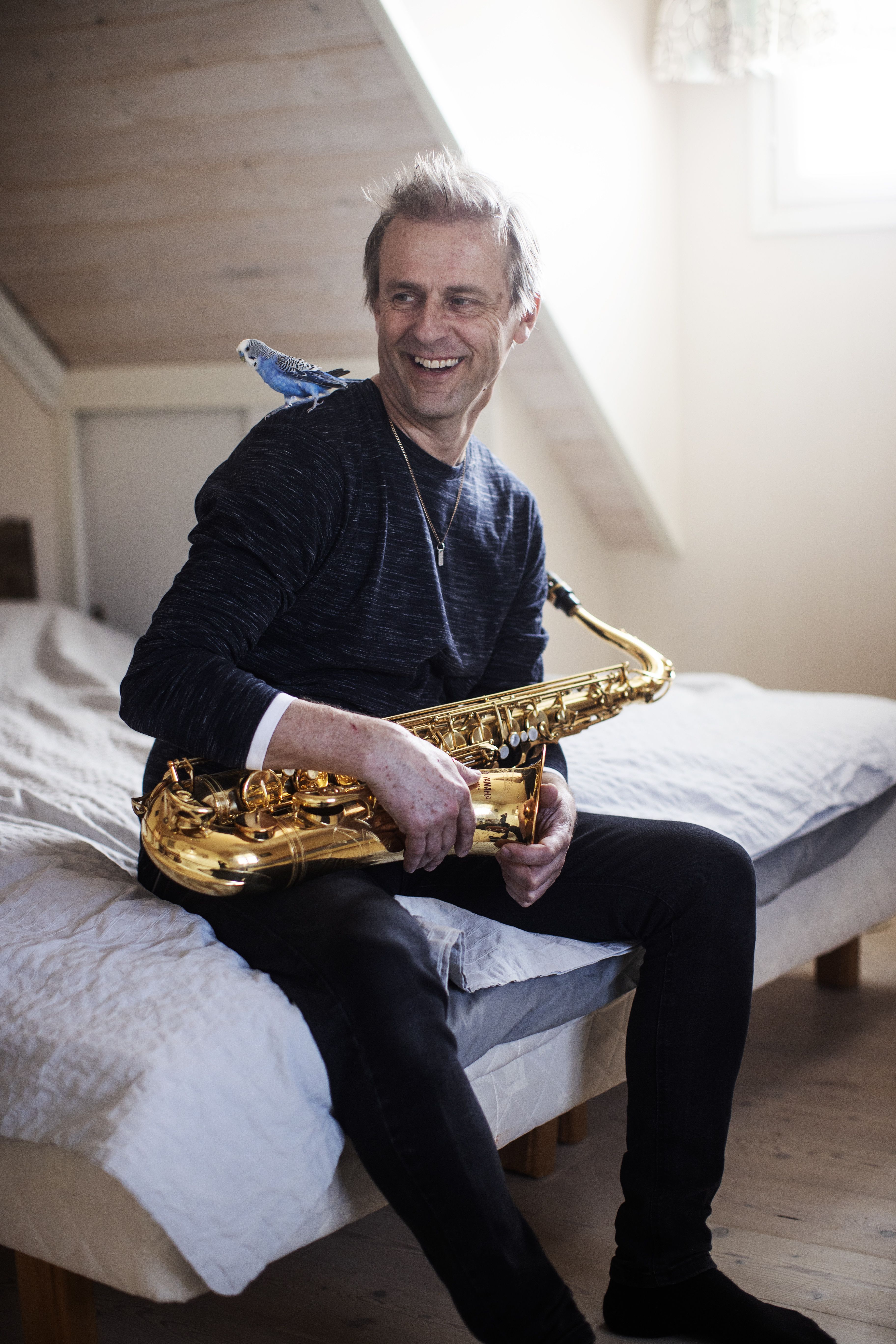 Kai soittaa saksofonia Mooseksen parta -nimisessä gospelbändissä. Bändi aloitti vuonna 1995 eikä aio koskaan lopettaa. Pisara on lennähtänyt olkapäälle.