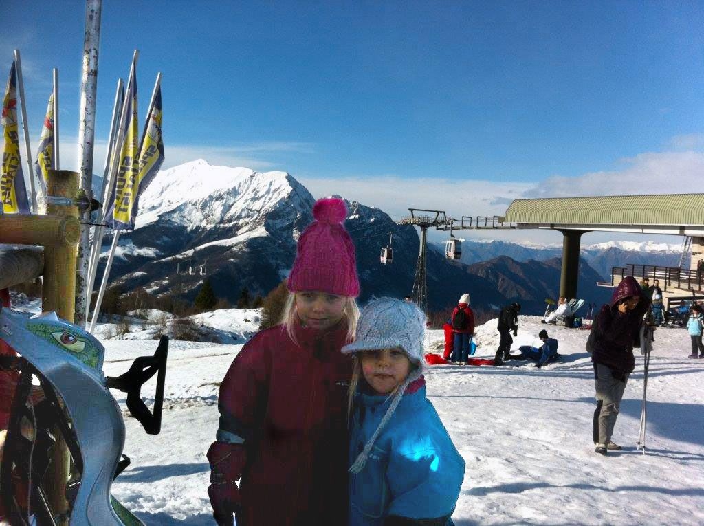 6-vuotias Alma ja 4-vuotias Helmi Leccossa.