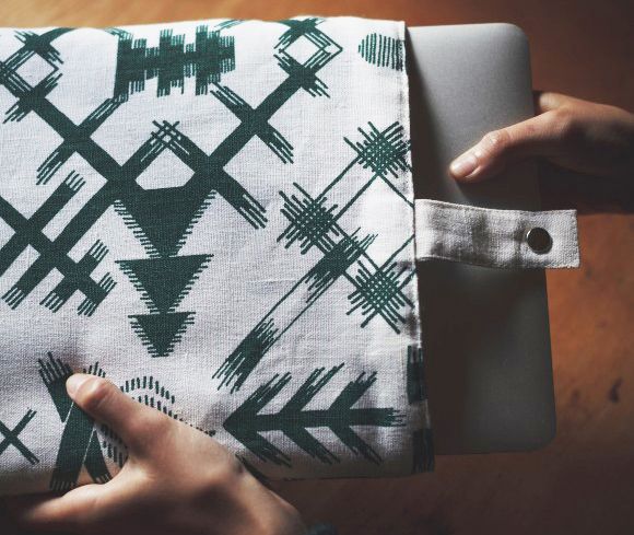 Villipohjola-läppärisuoja, 47 e. Saana ja Olli.