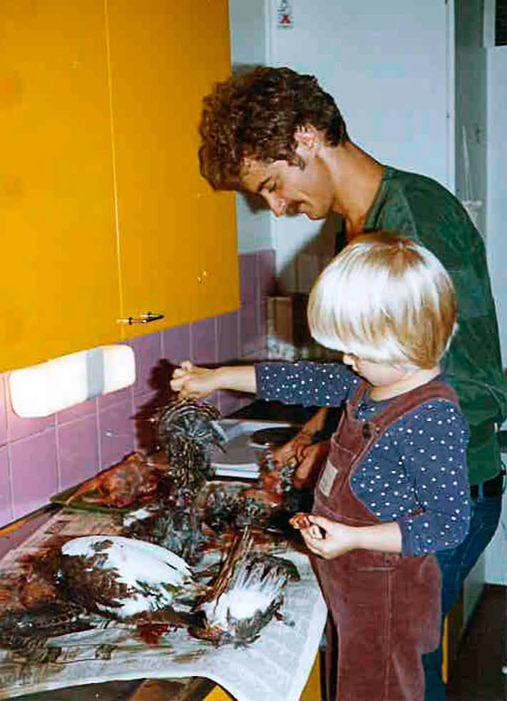 Neljävuotias Sanna opetteli isän johdolla riistan käsittelyä.