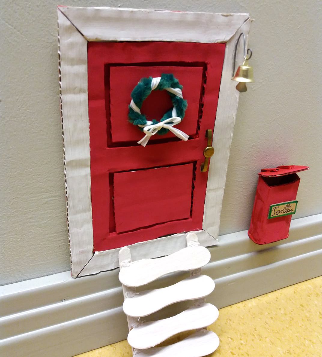 "Tein työpaikalleni päiväkodin keittöön&nbsp;tonttuoven lasten ja itseni iloksi." Hanna Ilola