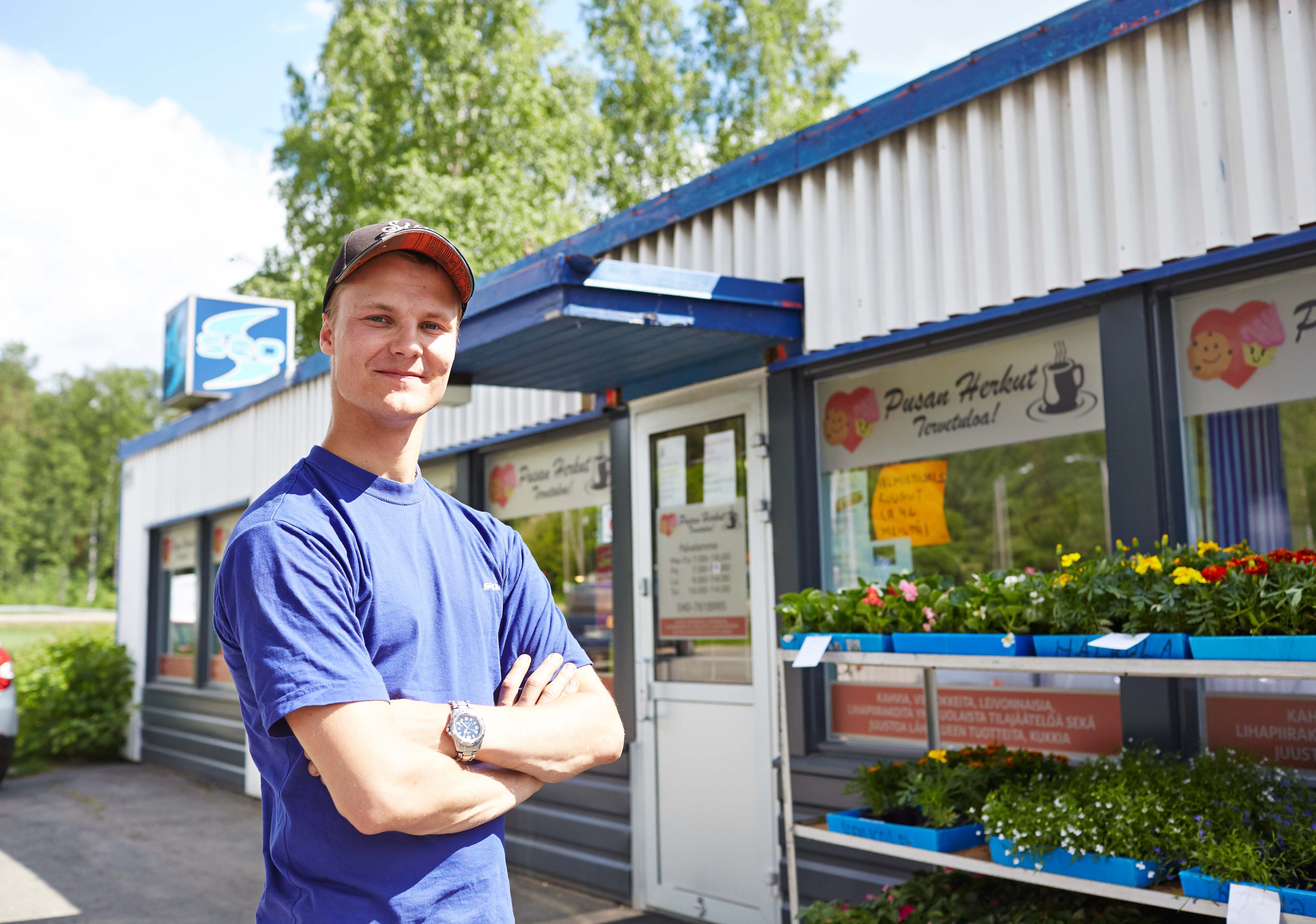 Jaalan SEO on valittu aikoinaan Suomen rumimmaksi huoltoasemaksi. Atte on tittelistä ylpeä.