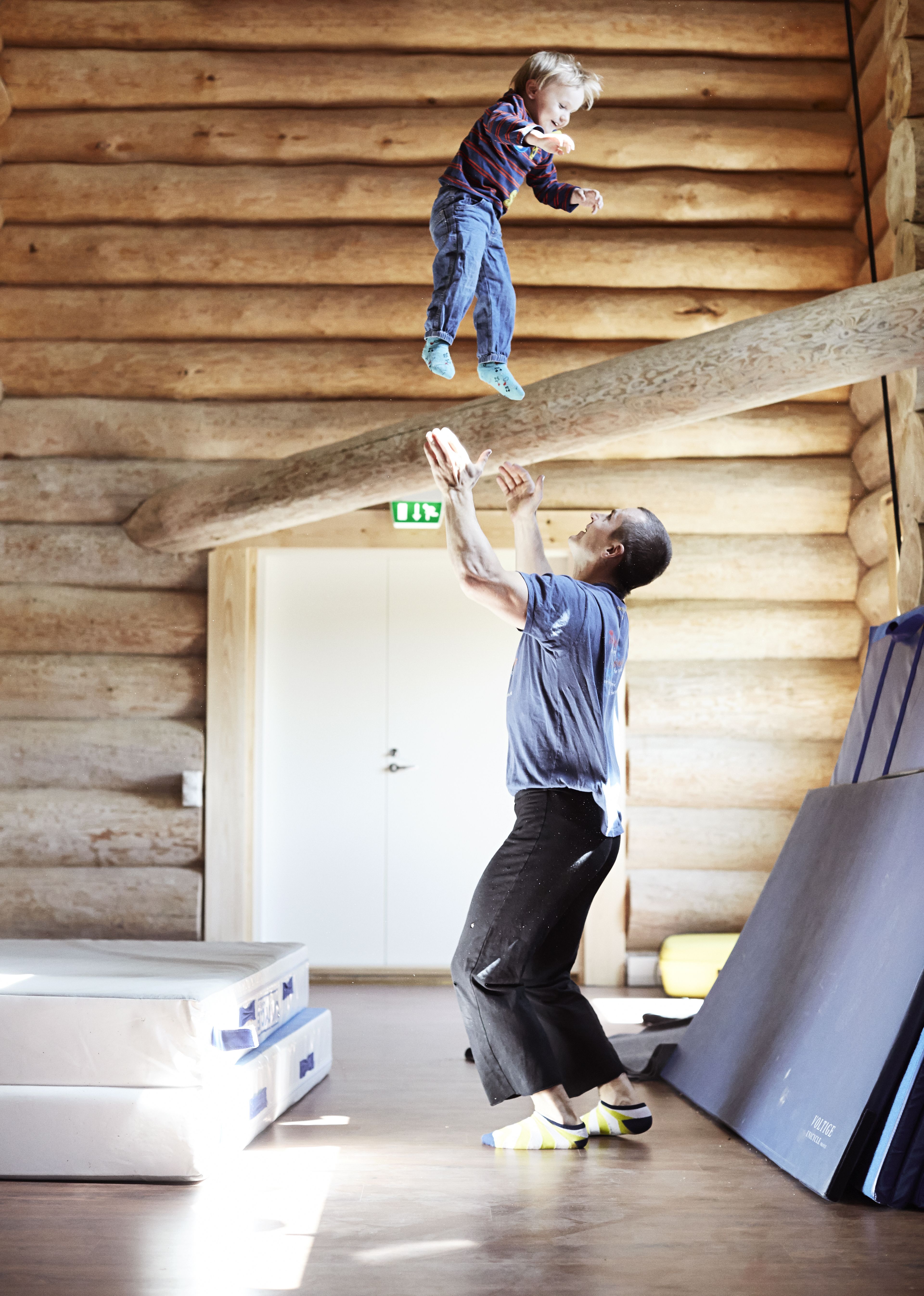 Leo ja Slava pistävät leikiksi isän harjoitusen lomassa.