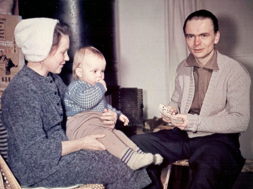 Maija ja Terho Sakki muuttivat taiteilijatalo Humalaan vuonna 1956. Kuvassa esikoinen Pekka vanhempiensa kanssa vuonna 1957. Perhe kasvoi myöhemmin vielä kahdella tyttärellä. 