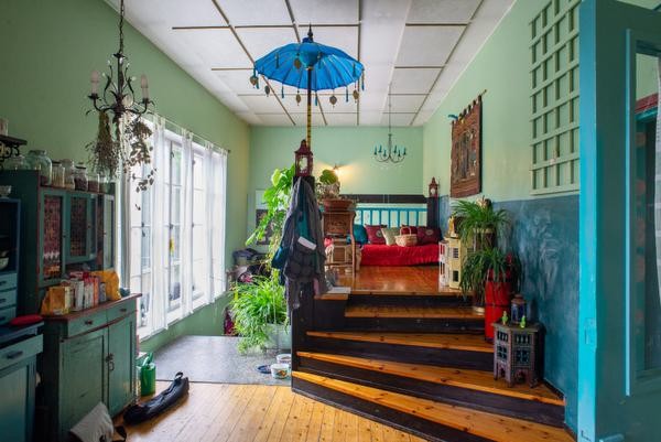 Yksi Piian mielipaikoista on parvi, jossa voi lukea, katsoa maisemia ja syksyisin sytytellä kynttilöitä.