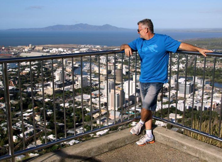 Mieheni Dave työskentelee kaivosalalla.