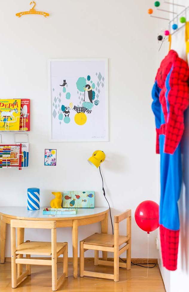 Vaikka kerron blogissani lastenvaatteista ja sisustuksesta, poikien huoneessa ei ole mitenkään stailattua. Lapset valitsevat itseesineensä. Päiväkodin vanhan pöytäryhmän ääressä pojat istuvatusein. Tärkein, eli Spiderman- puku, saa olla esillä aina.