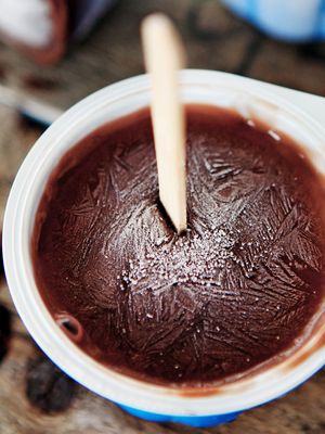 Jäädytetty suklaavanukas on mahtava helleherkku.