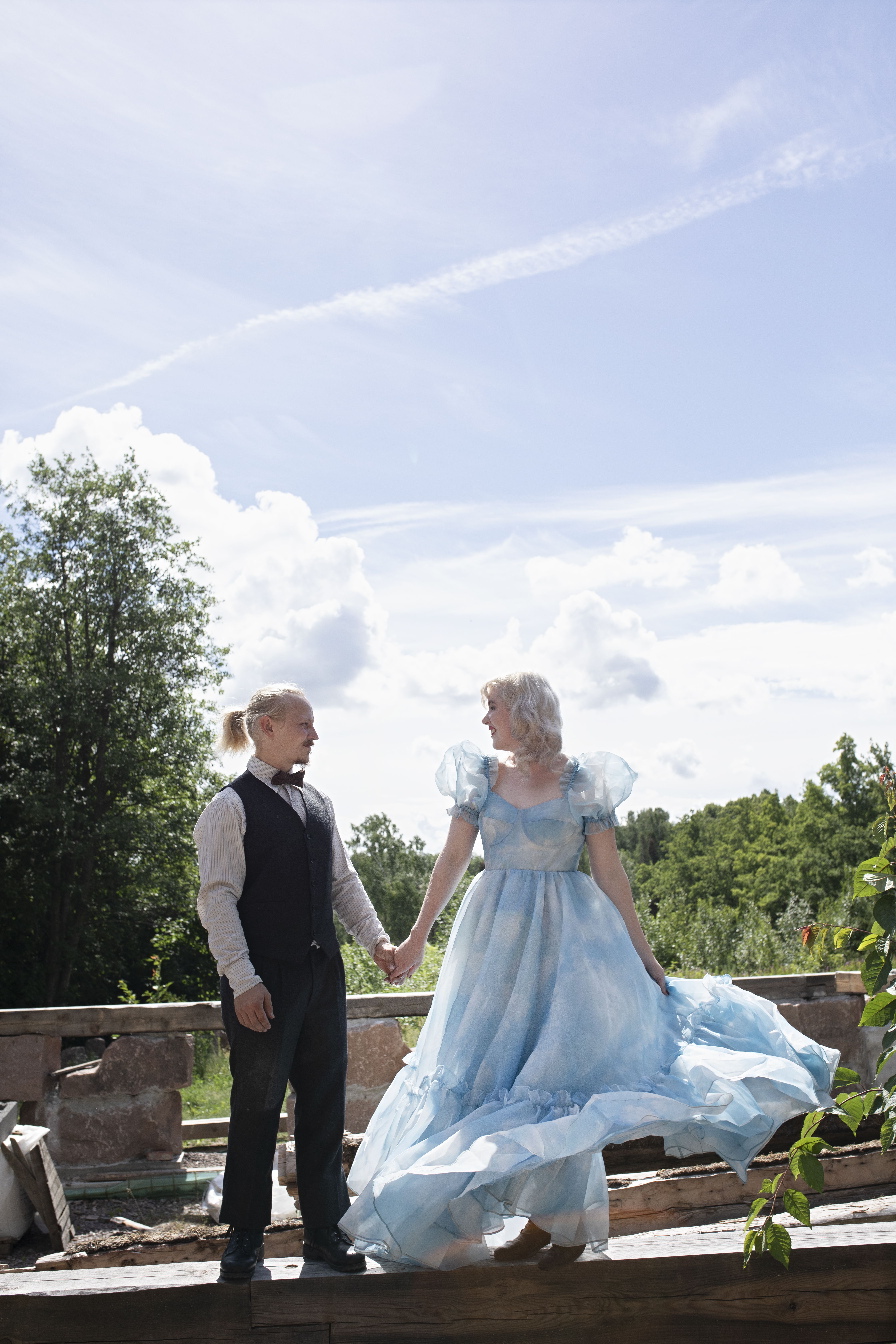 <macro_up> Välillä Milla ja Markku tanssivat kesken uuden talon rakennuksen. ”Siitä syntyy hyviä muistoja huonojen tilalle.”