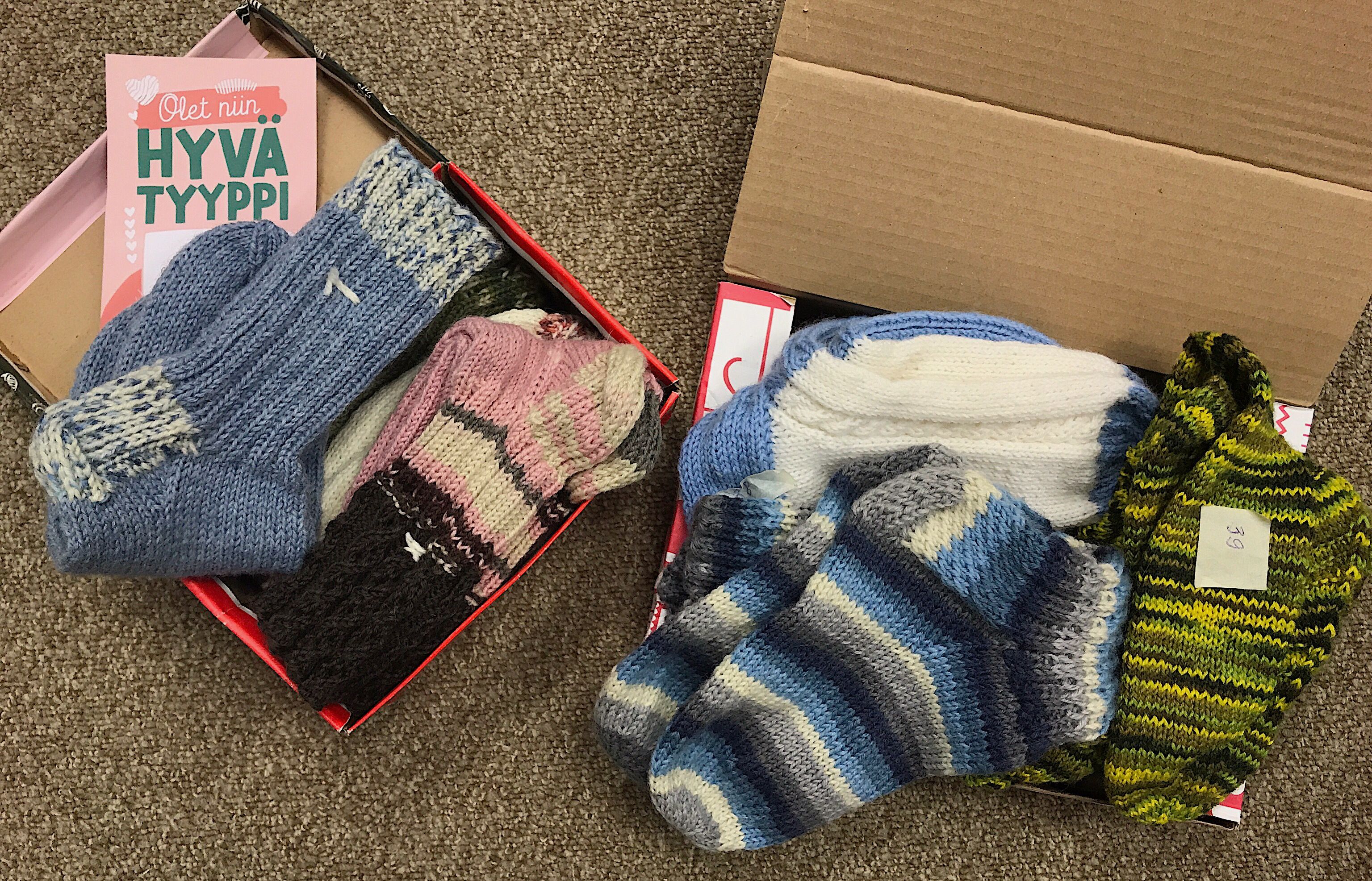 Myös Marja-Leena ja Pirjo lähettivät useita kauniita sukkia lahjoitettaviksi erikokoisiin jalkoihin.