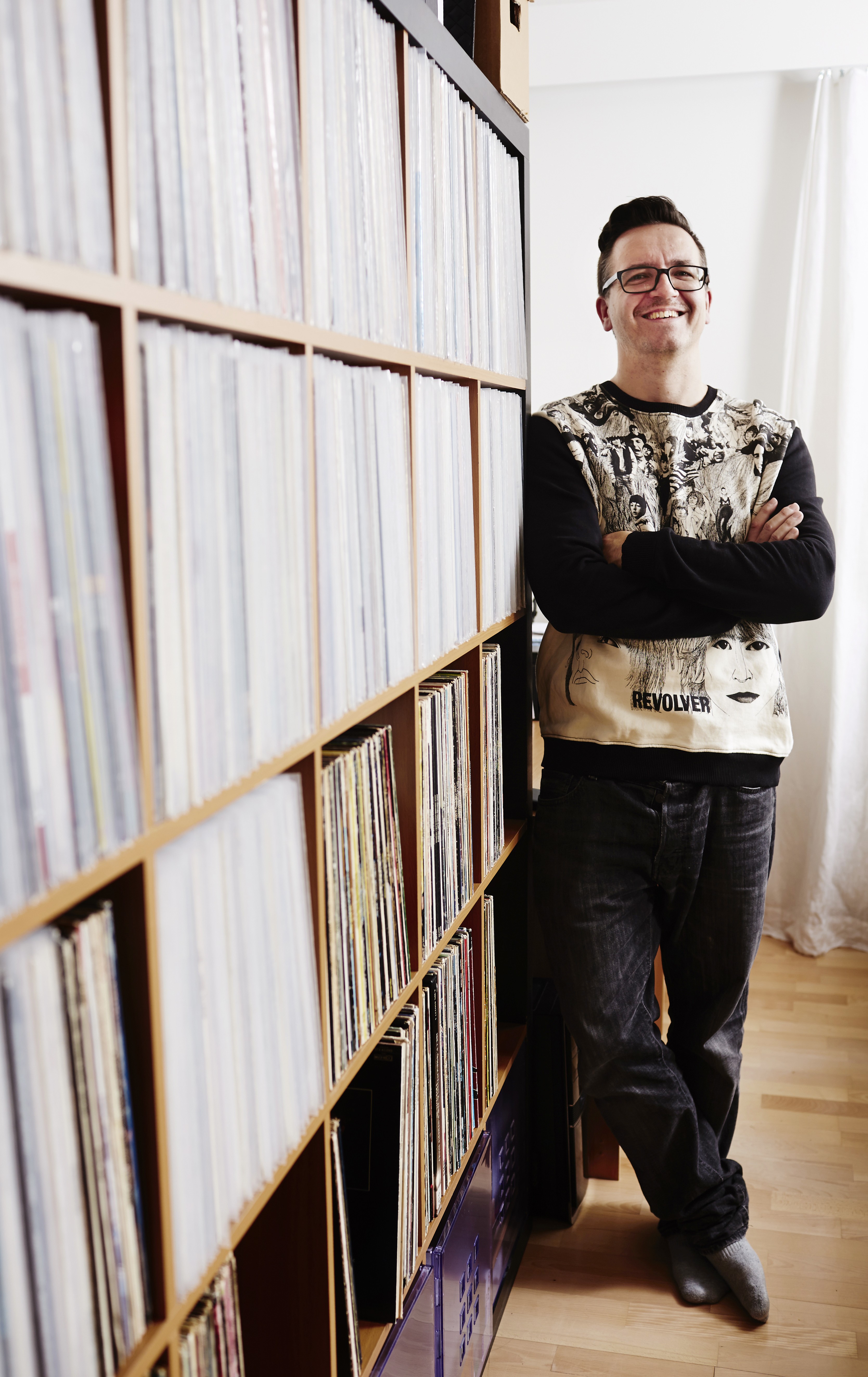 Markolla on kaksi pahvilaatikollista levyjä, joita hän ei ole vielä kuunnellut.