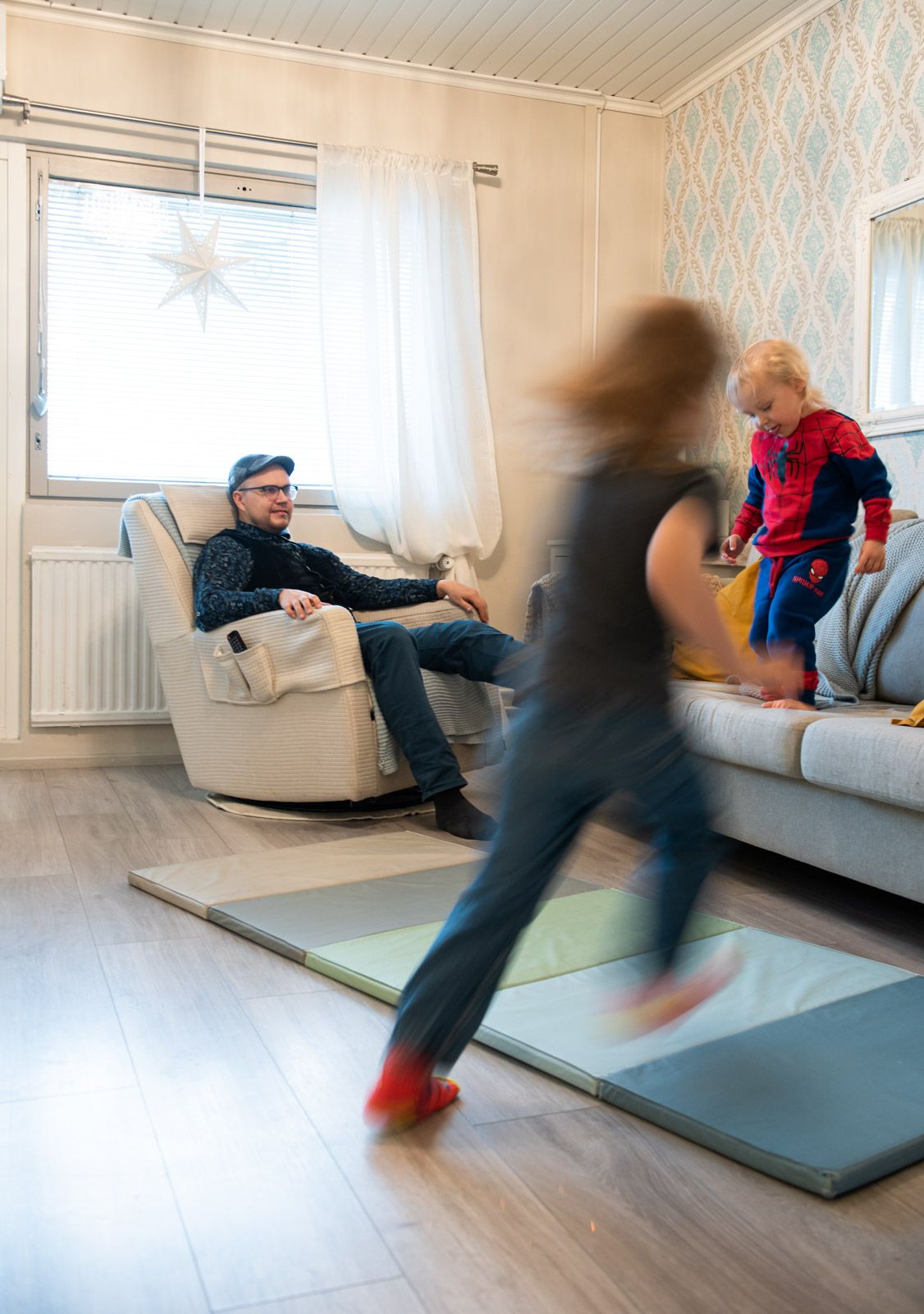 ”Poikien mahdollinen sairastuminen on niin kamala ajatus, ettei sitä halua edes ajatella. Toivomme parasta ja luotamme Jumalaan ja lääketieteeseen.”