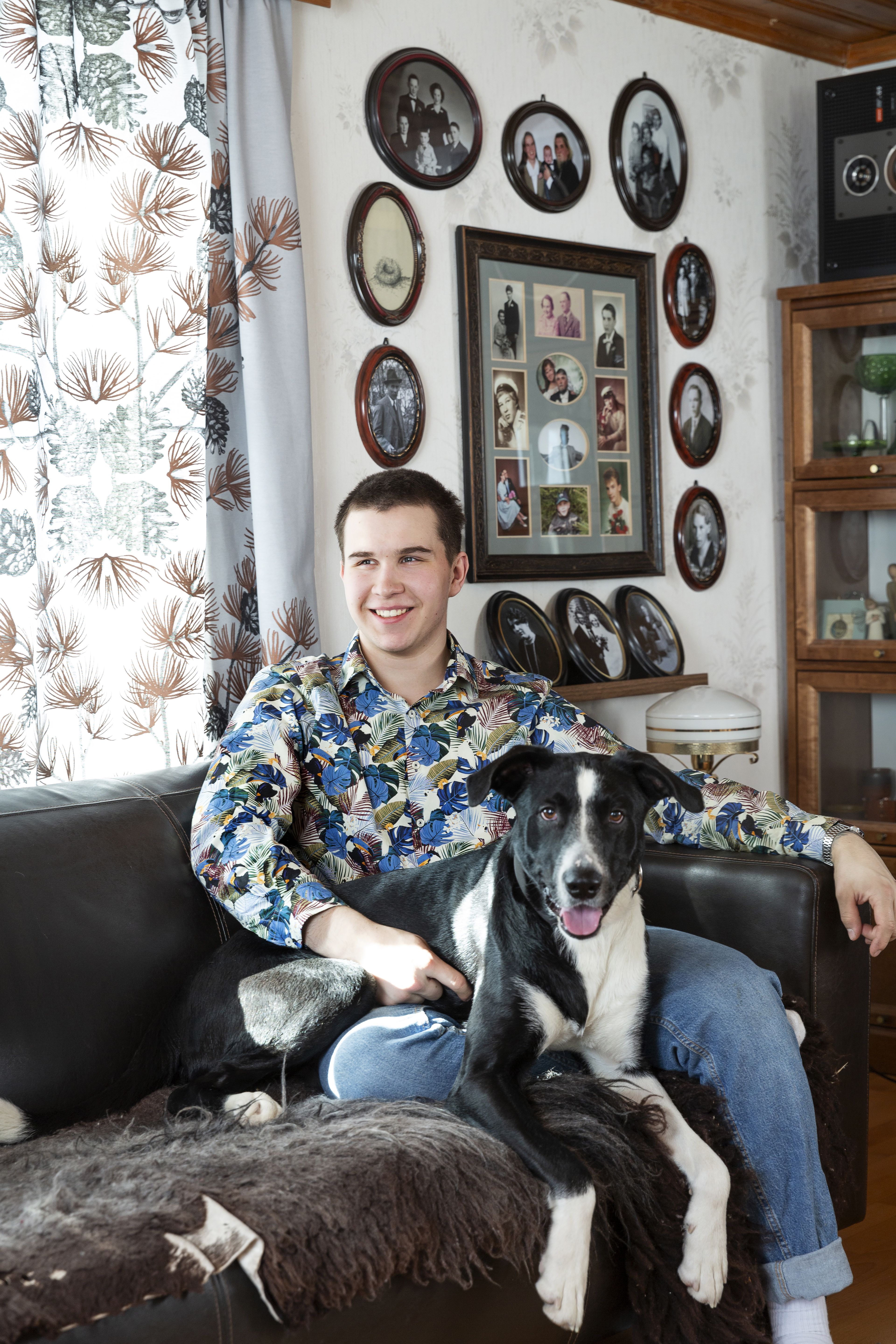 Antti on koiraihmisiä, niin kuin ovat hänen äitinsä ja tätinsäkin. Antin Apollo-koirassa on berninpaimenkoiraa, dalmatialaista ja shetlanninlammaskoiraa. "Apollo on aina välillä äidillä päivähoidossa", Antti kertoo.