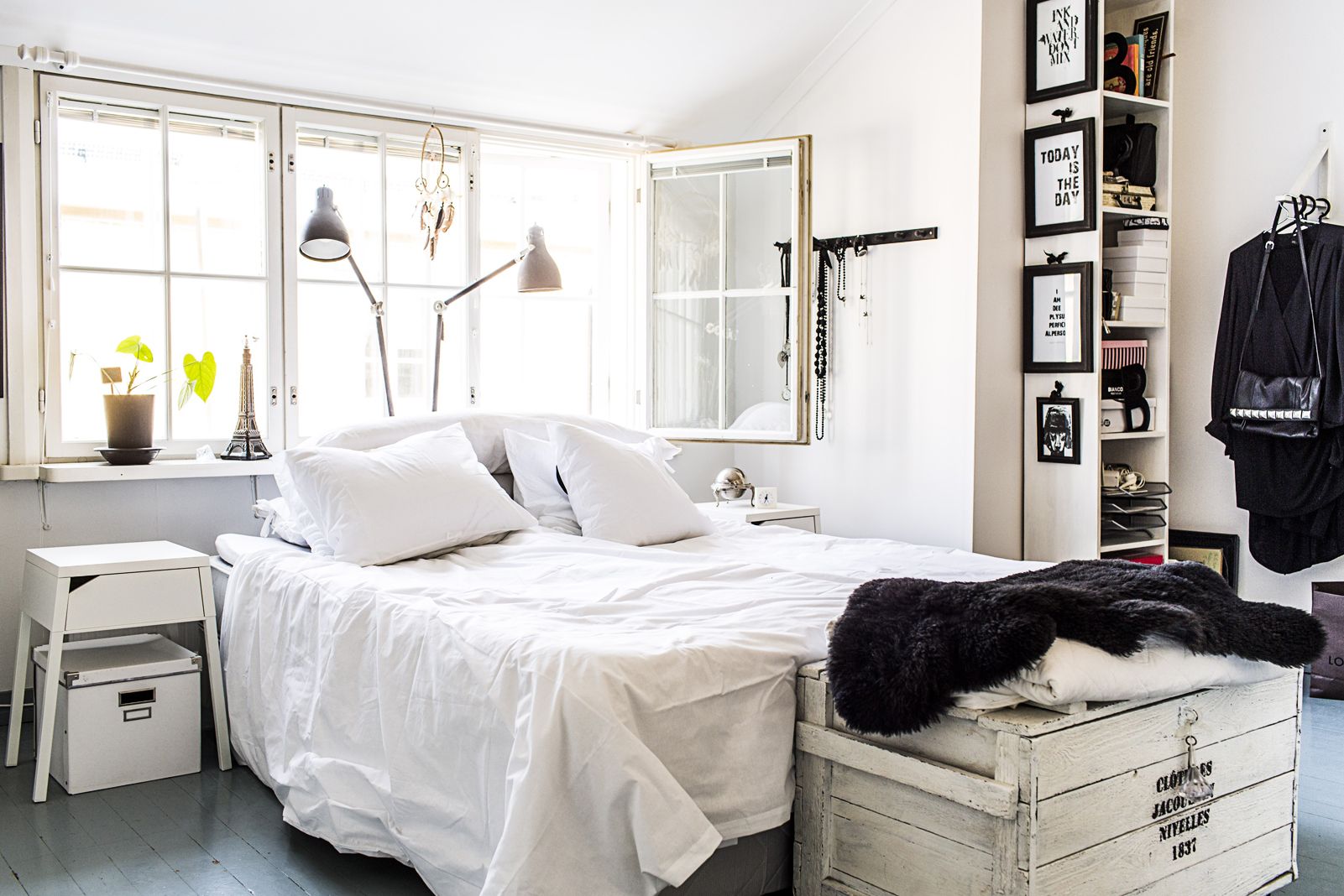 Valo saa tulvia sisään makuuhuoneen ikkunoista. Lakanoita Kirsillä on joka lähtöön. Tällä kertaa vuorossa ovat raikkaan valkoiset.