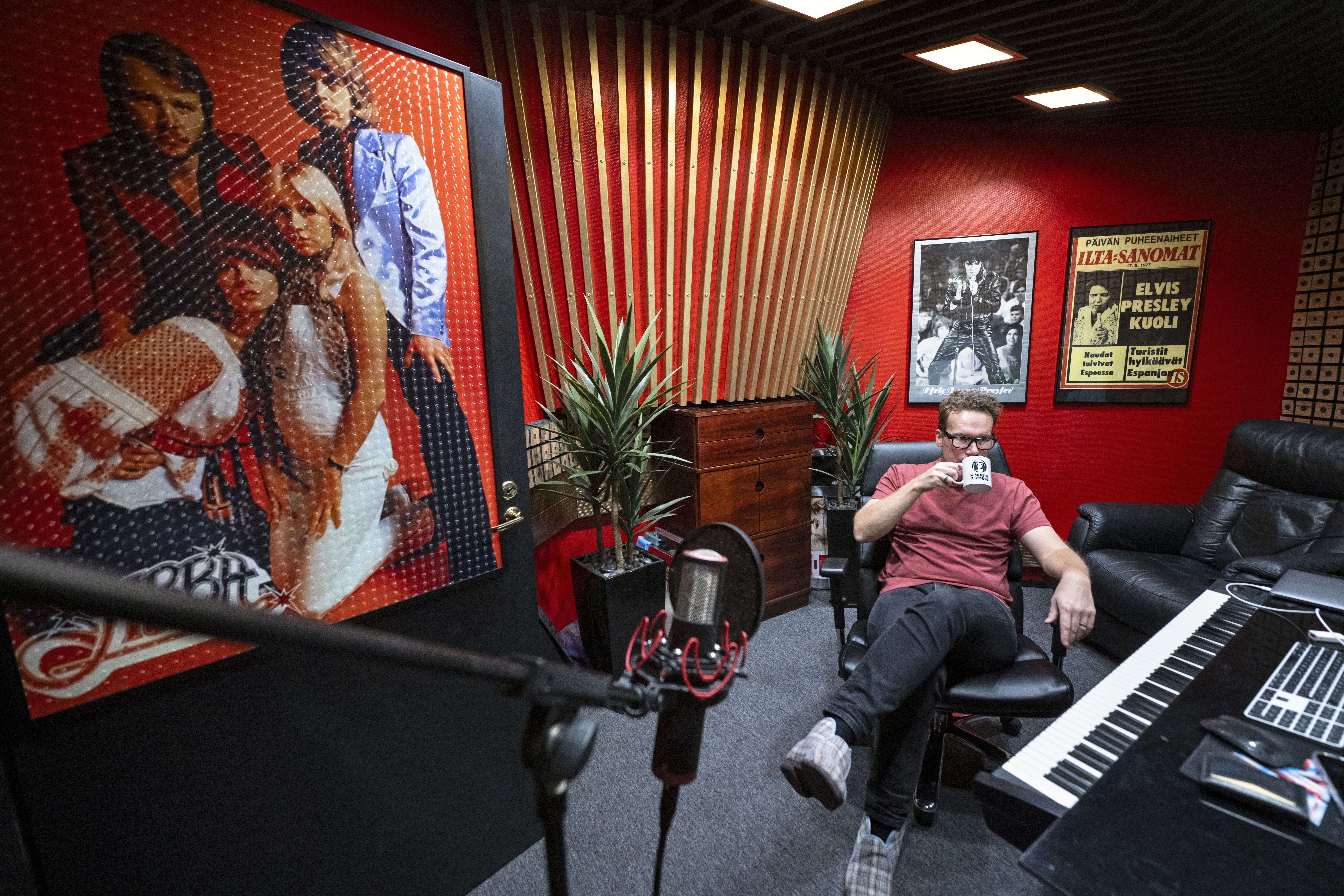 Janne Rintalan työhuoneen seinällä poseeraa supertähtiä. Jos Jannen aivot jumittavat eikä biisiä tahdo syntyä, hän hakee kahvia.