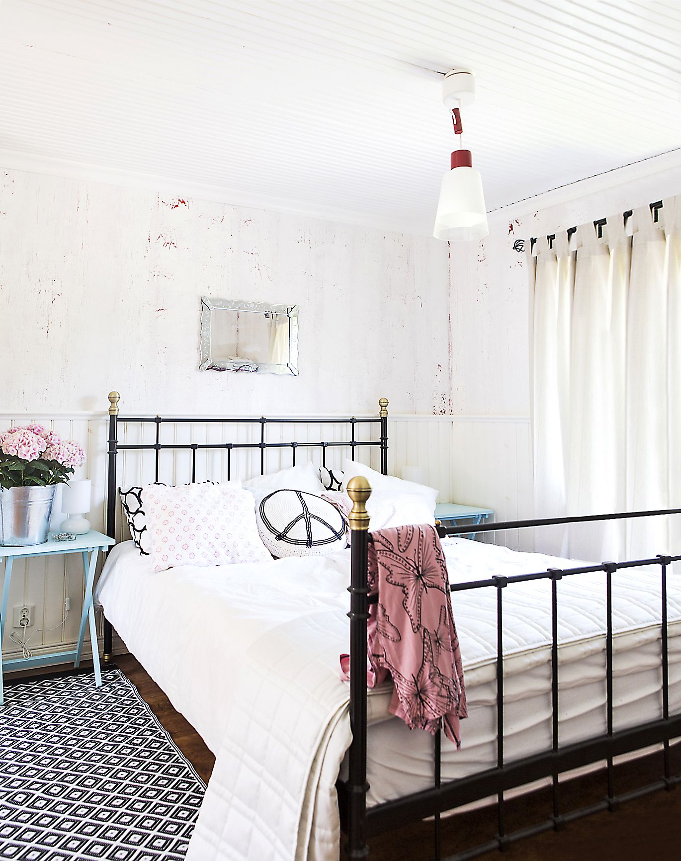 Makuuhuoneeseen puetaan kesällä vaa­leat lakanat. Heidi­ virkkasi rauhanmerkkityynyn Novitan Hanko-langasta.