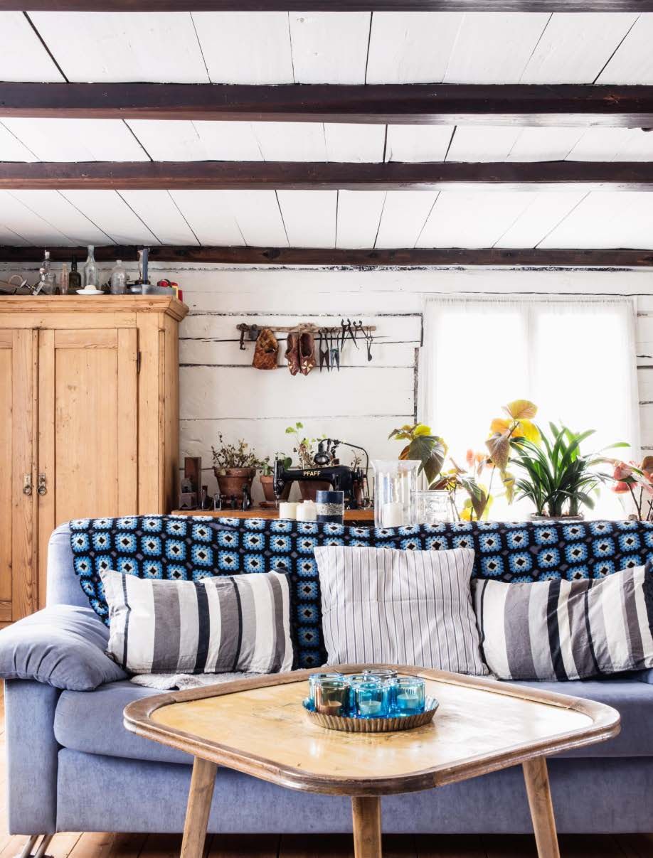 "Tällä sohvalla ei ole juuri löhöilty", Miska naurahtaa.