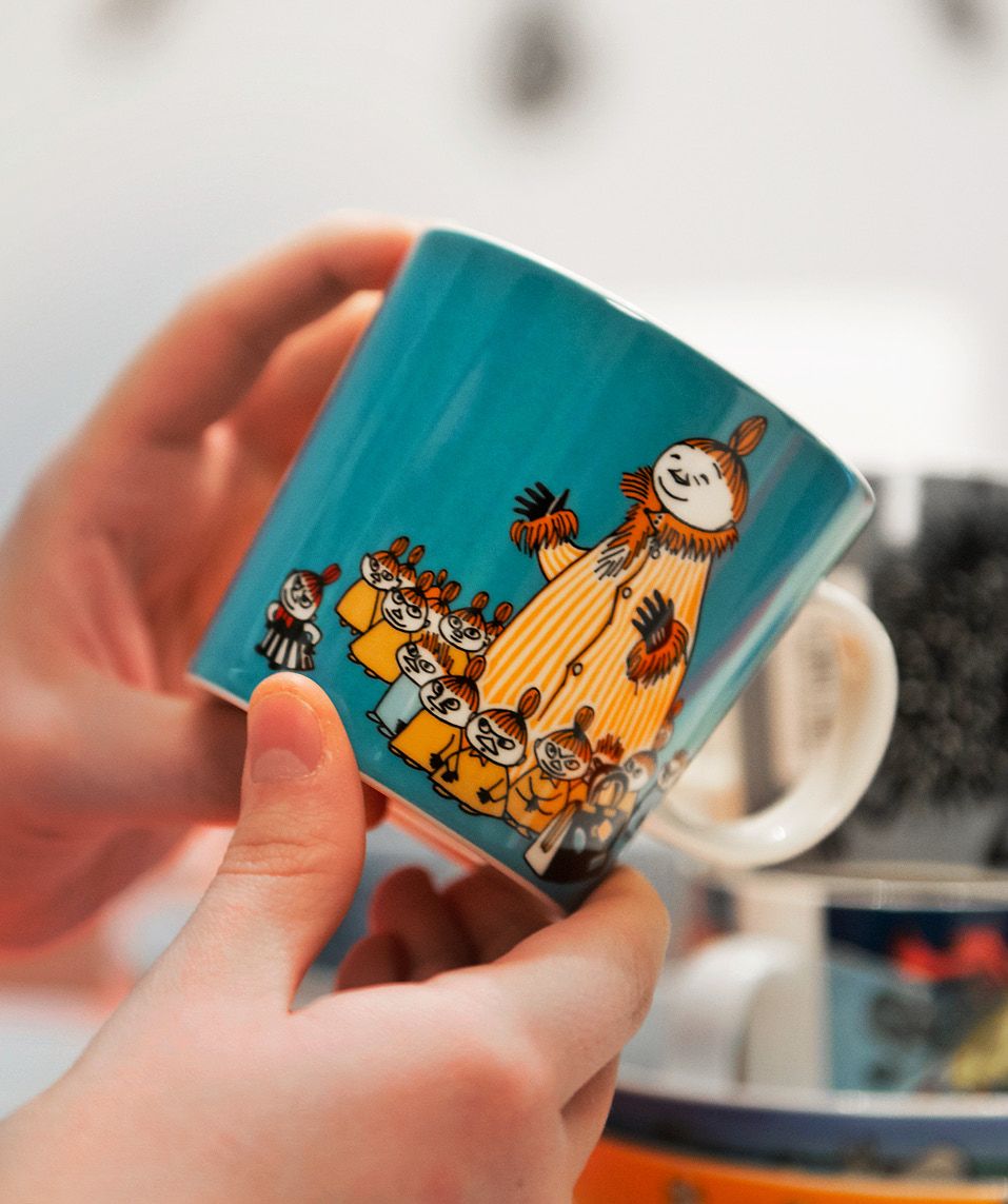 Kun Joona-Mikael ostaa mukin, ensin hän syynää mahdolliset virheet, sitten puhdistaa.