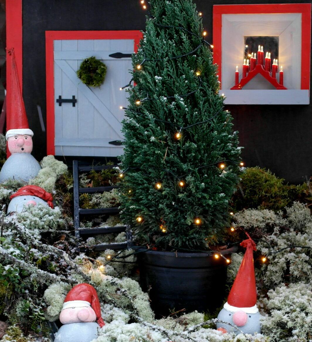 "Mökille tehtiin tonttulandia betonitontuille, ja tottakai tarvittiin myös tonttuovi. Ovi tehtiin vanerille maalatuista viiluliuskoista. Tehtiin peilistä ikkuna ja laitettiin siihen patterikynttelikkö. Hyvää joulun odotusta kaikille." Tuula Junkkari