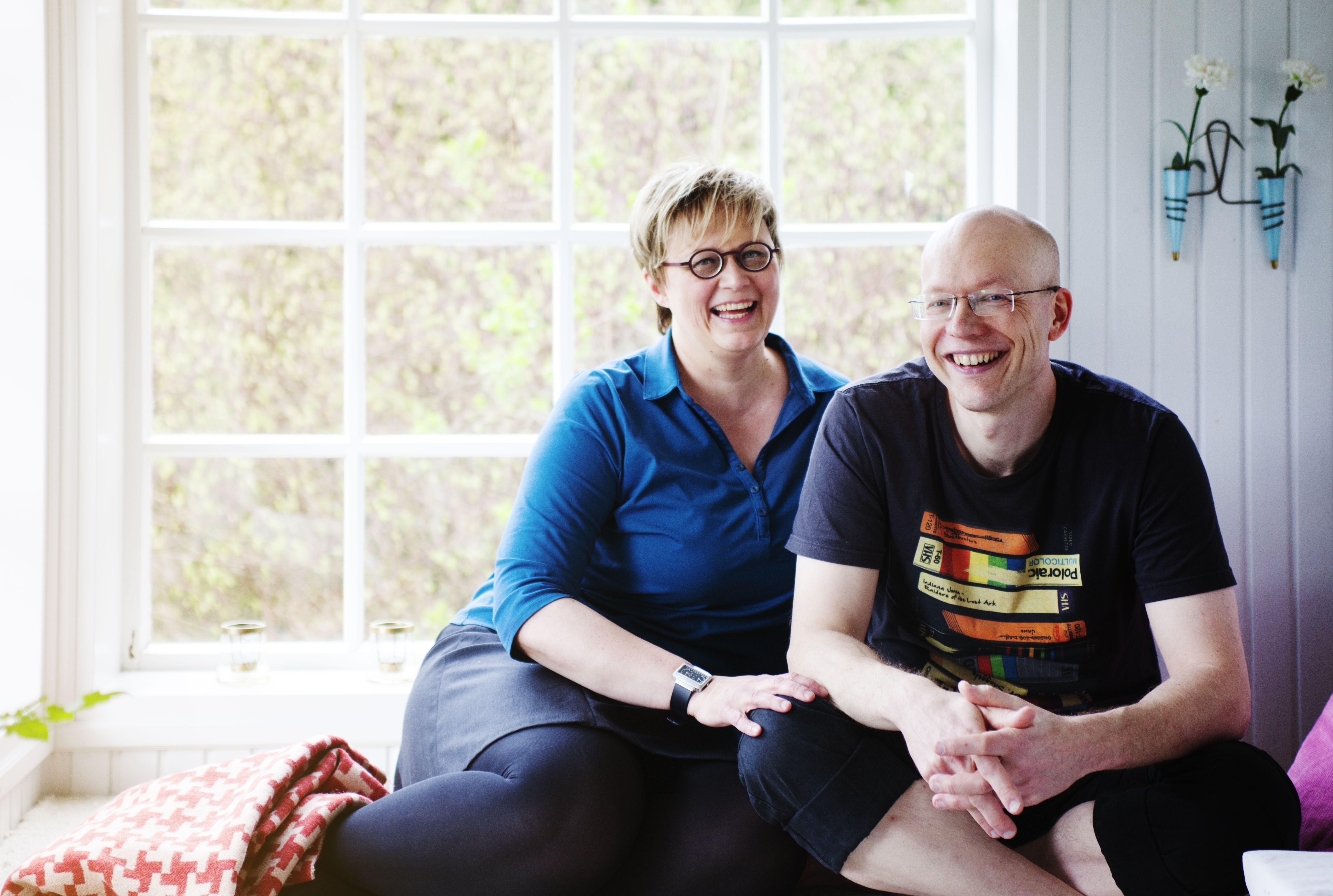 Kun Sami piirtää pitkää päivää, Aino saattaa viedä hänelle yllätysherkun tsemppimielessä. Samin pieni rakkauden teko on, kun hän raaputtaa Ainon selkää aina iltaisin sohvalla.