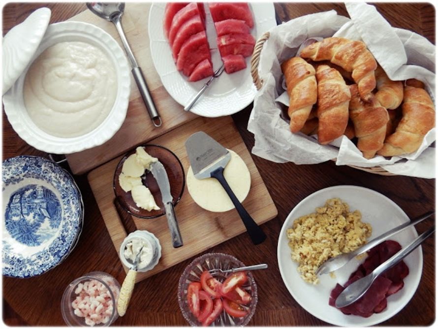 Meillä syödään vaihtelevasti kaikenlaista, mutta useasti leivon pikavoisarvia, joita syödään hillojen tai suolaisten lisukkeiden kanssa. Vispipuuro on tehty omenasta, on munakokkelia ja kalkkunapekonia. Meidän perhe tykkää nautiskella, joten nautinto alkaa jo aamulla. - NelliL