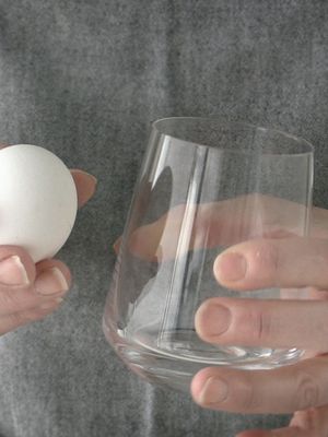 Näin kuorit munan vesilasissa