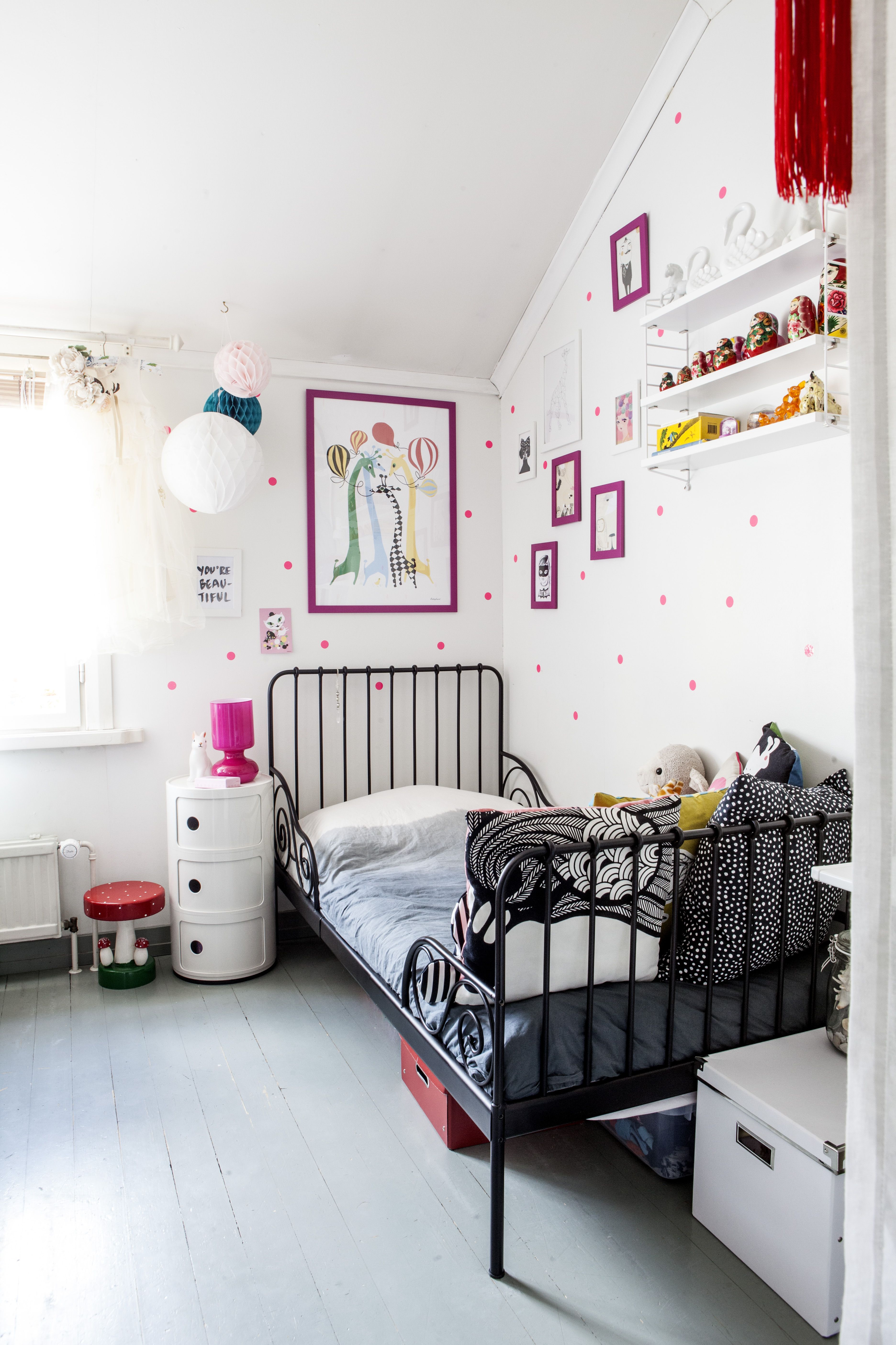 Pinkit yksityiskohdat luovat lastenhuoneeseen raikasta tunnelmaa. Componibili-säilytin kätkee koululaisen aarteet.