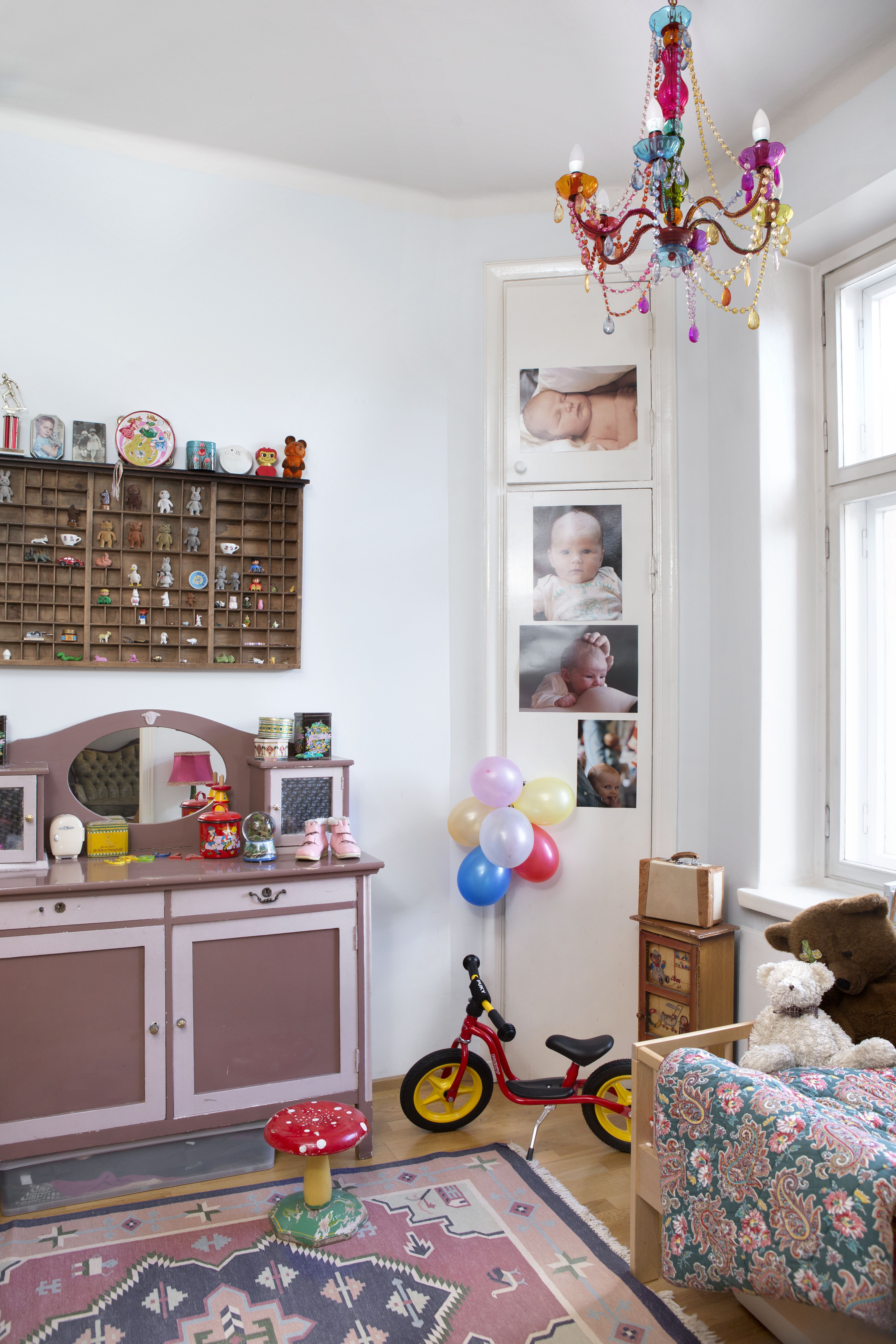 Ursulan soppi on keittiön nurkassa. Lipasto on täynnä leluja, kirjapainokastissa majailevat satuhahmot.