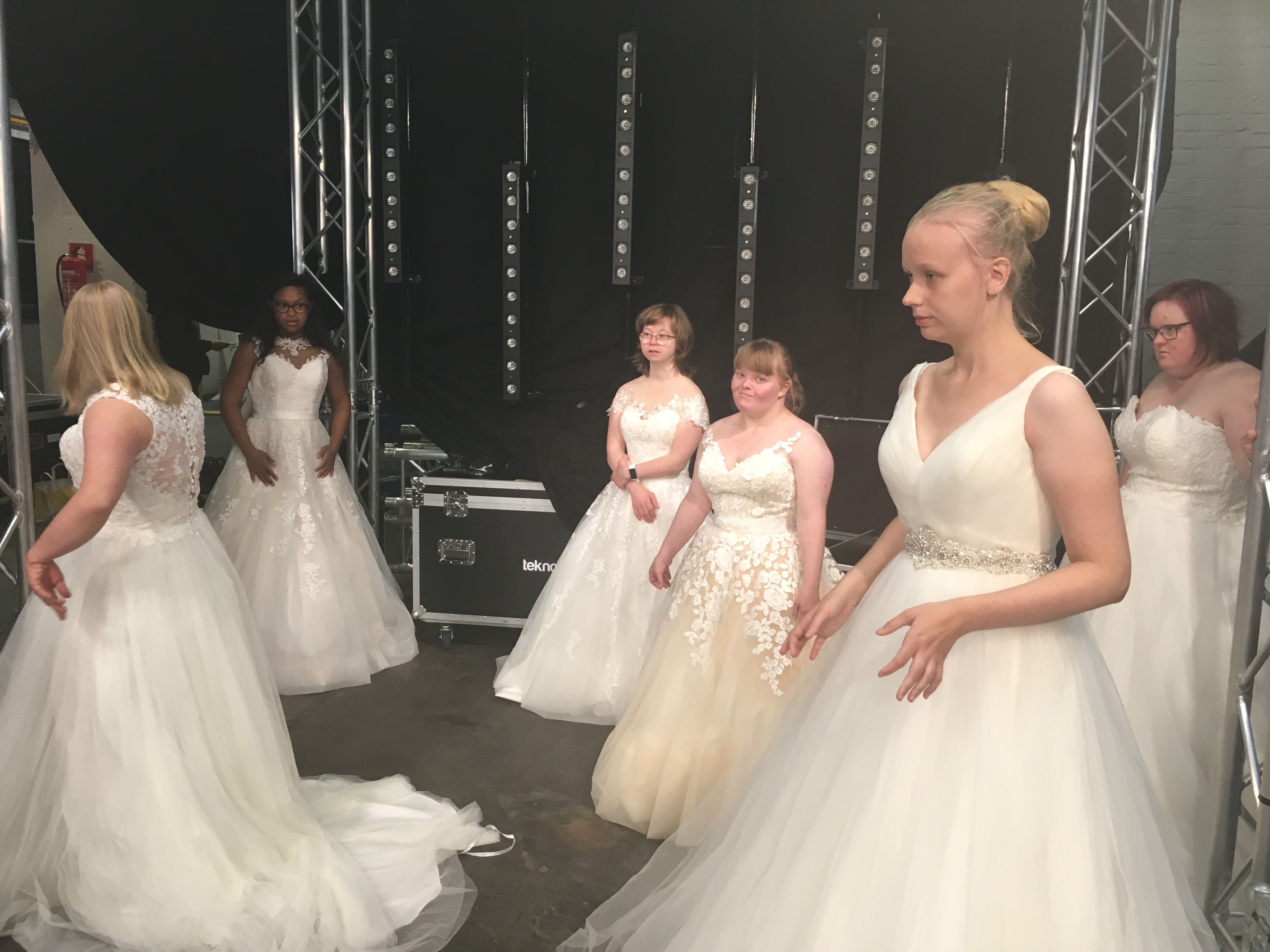 Seuraavaksi harjoitellaan hääpuvuissa kulkemista. Kuvassa etualalla oleva Jessika Rasila, 21, kertoo unelmoivansa häistä, kodista ja kivasta miehestä.