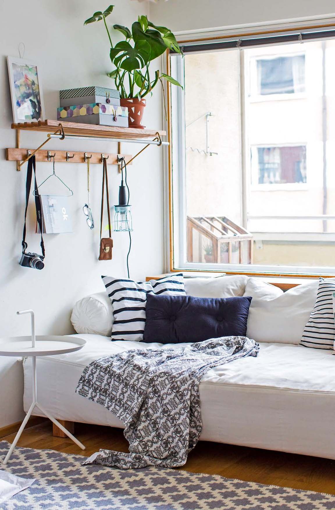 Koska neliöitä on vähän, nukun olohuoneessa. Pojilla on oma huone. Kalustamisessa voi hyvin rikkoa rajoja. Postiluukusta tipahtaneen sisustuslehden nostan henkariin helpoksi iltalukemiseksi.