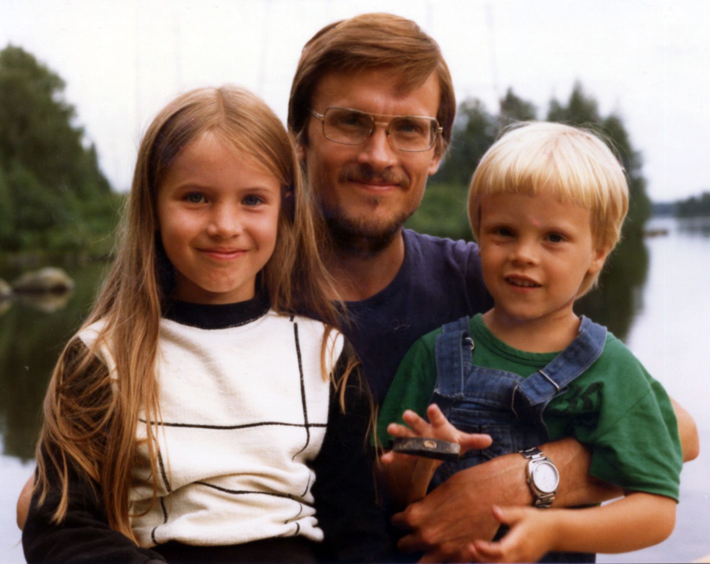 Anna on kuvassa Simo-isän ja Ville-veljen kanssa vuonna 1981. 