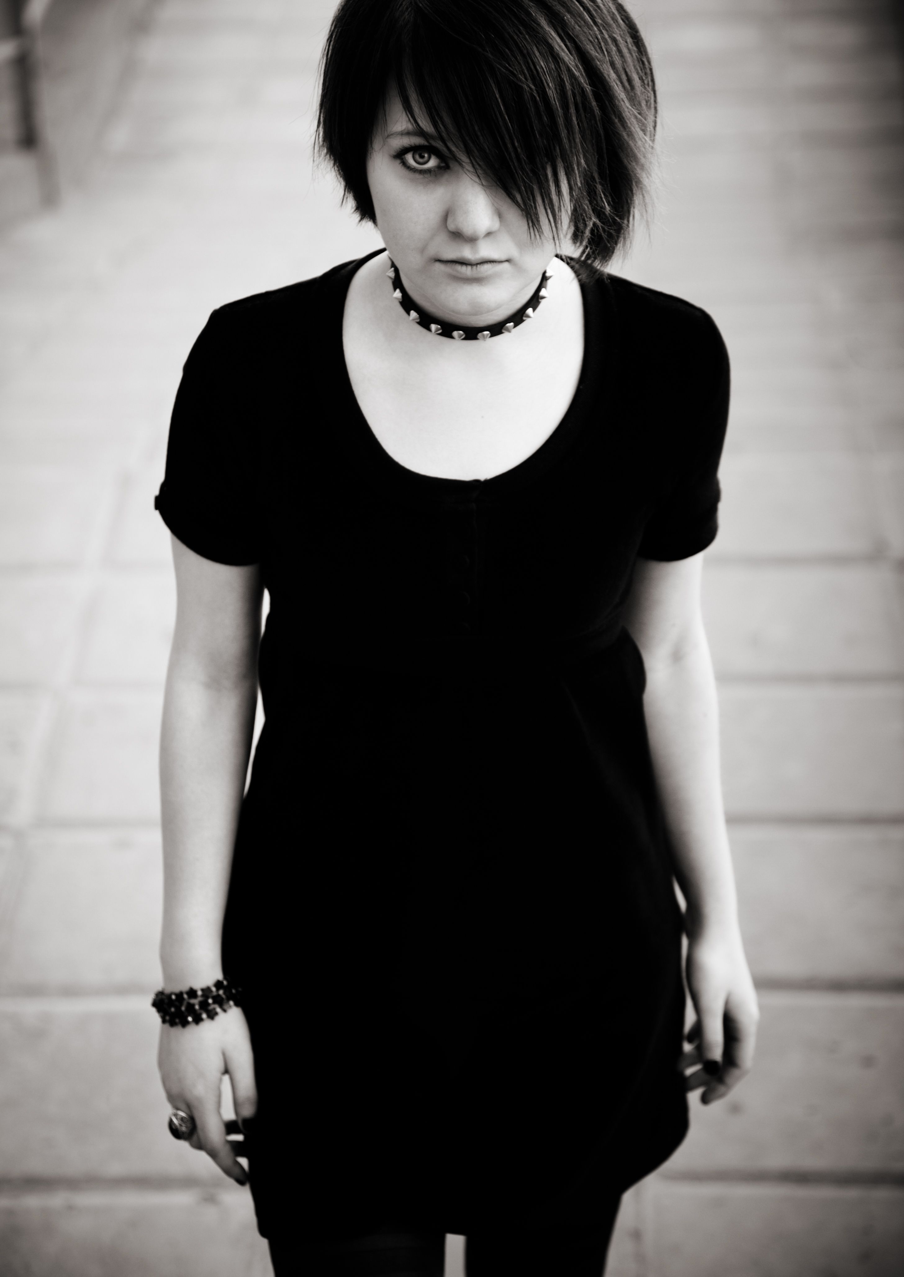 Emotukassa olennaista: silmät peittävä pituus ja angstinen katse.