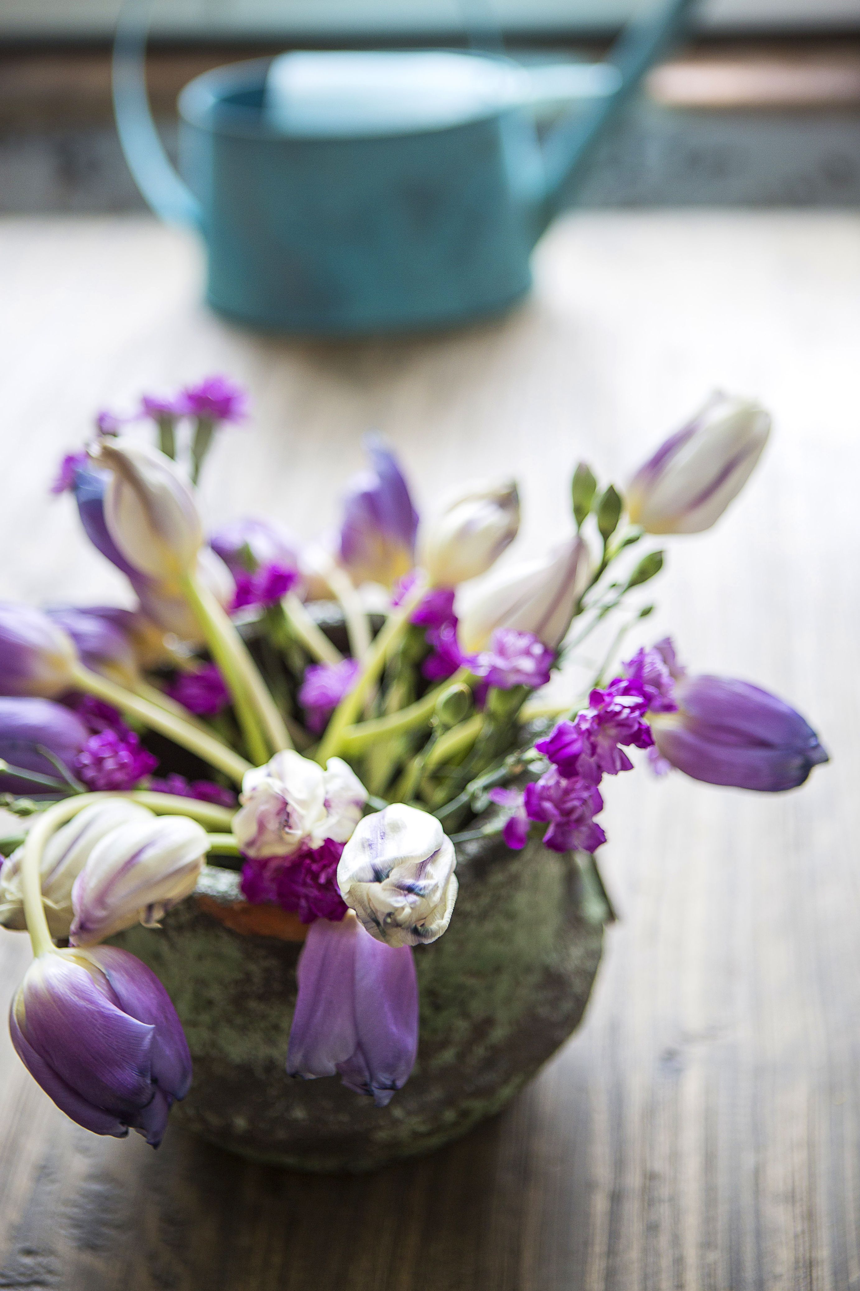 Rennot tulppaanit laitetaan vanhaan kiviruukkuun kevään kunniaksi. Hieman pitkäksi venähtäneinä ne sopivat parhaiten rappioromanttisiin tunnelmiin.