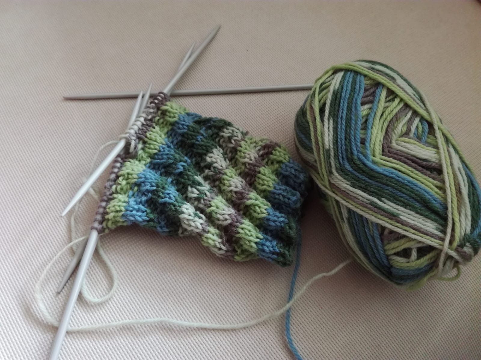 Hannan valmistumassa olevat putkisukat. Hanna, Saana ja Heli neulovat potilaille myös itse. 