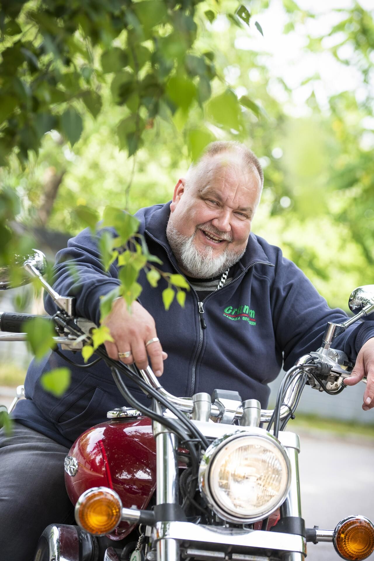 "Me äijät olemme vähän sellaisia, ettemme niin avaudu. Olen kuitenkin huomannut, että jos yksi avaa suunsa ryhmässä ja sanoo jotain suoraan, murahtelevat ne muutkin kaverit sieltä", Jari sanoo.