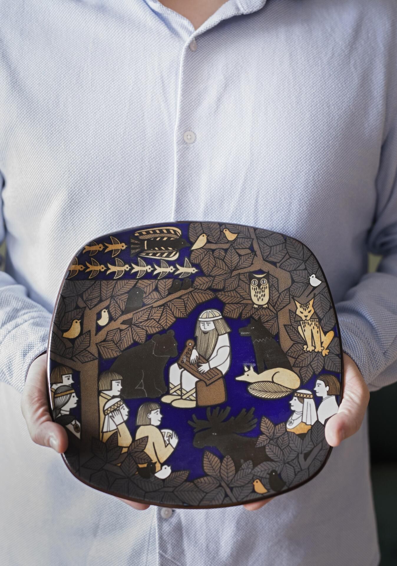 ”Meillä on iso Kalevalan 150-vuotisjuhlalautanen vuodelta 1985. Se etsii vielä paikkaansa. Tiedämme, että Kalevalaan liittyviä lautasia on tehty myös tehdasvierailujen muistoksi, mutta niitä emme kerää ainakaan vielä”, Niko kertoo.