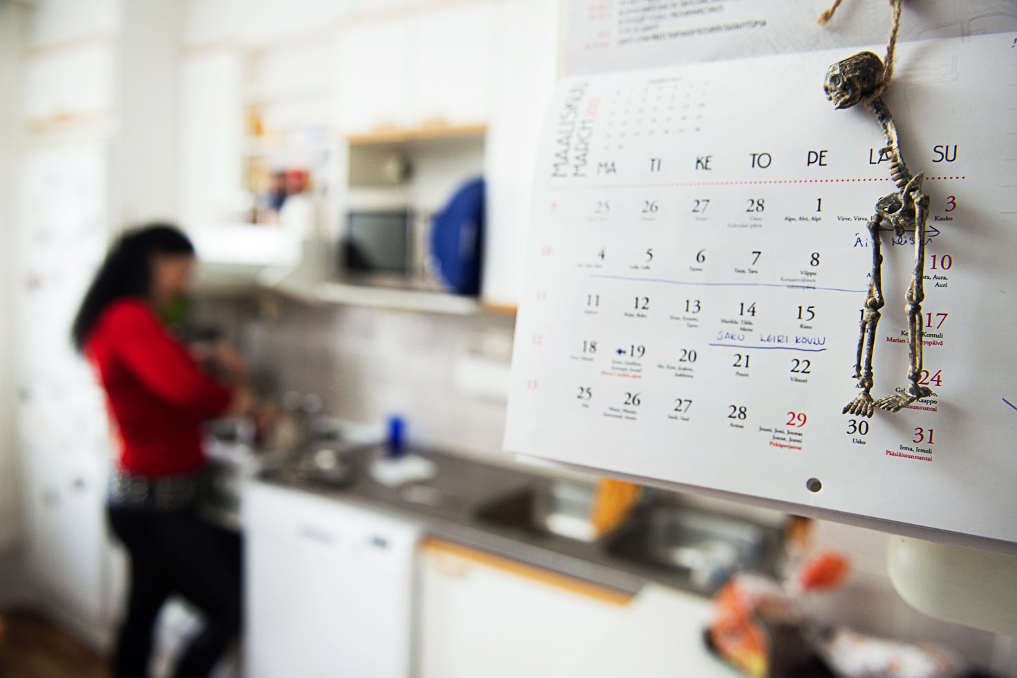 Helin kotona keikkuvat luurangot.