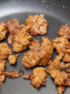 Kevyesti öljyssä paistettuna nyhtökauraa voi syödä myös leivän päällä.