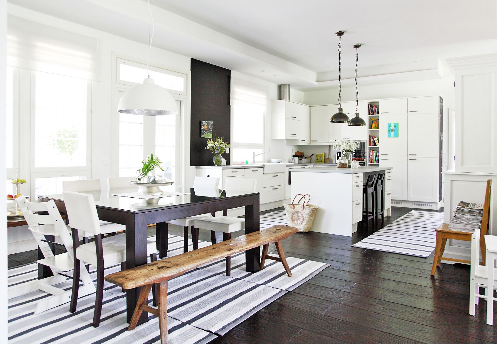 Yhtenäinen tupakeittiö ja olohuone on Päivistä kodin onnistunein tila. Markon äidin kutomat matot tuovat raikasta tunnelmaa.