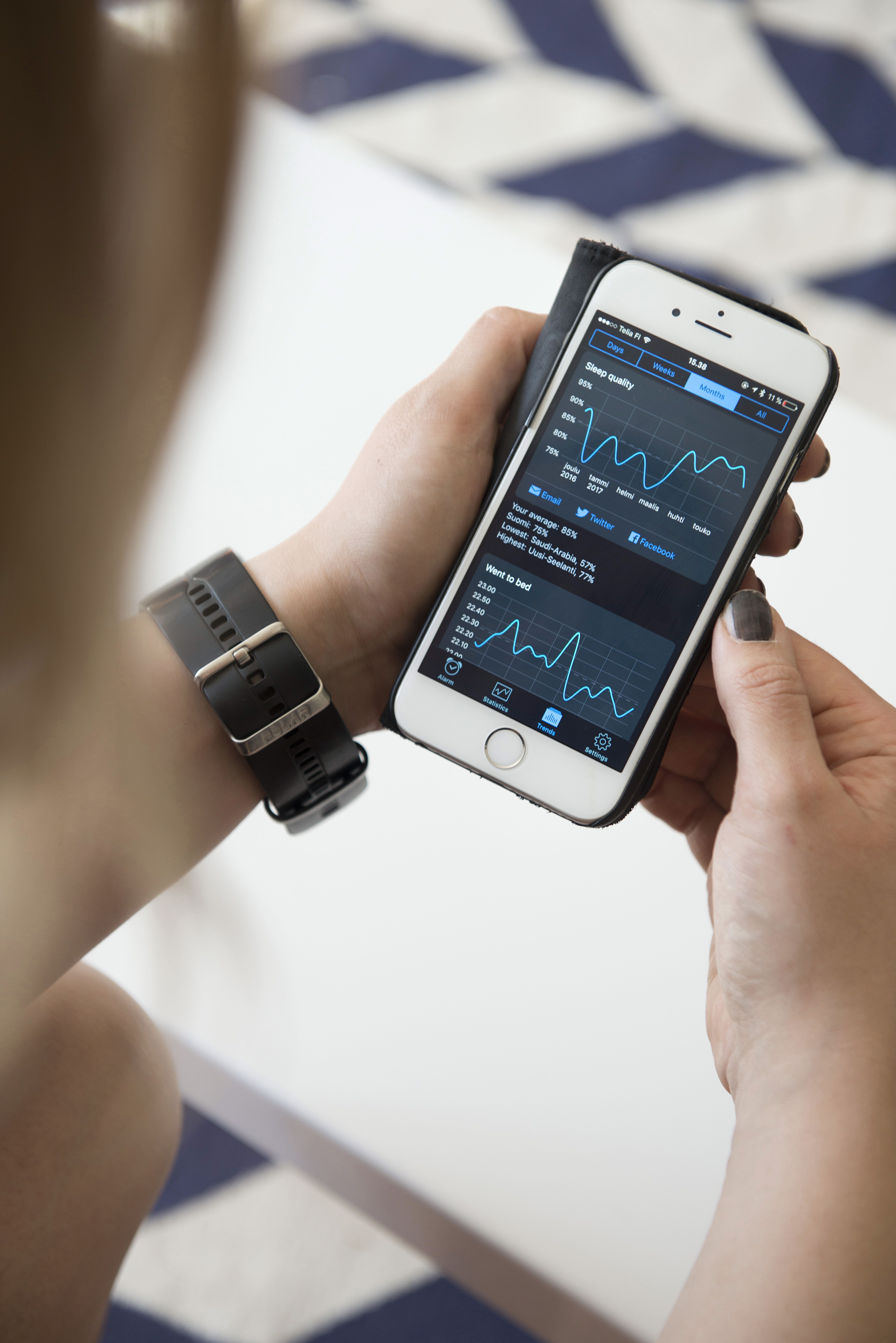 Talvella nukuin huonommin kuin keväällä, Emma näkee puhelimesta. Nukkumaanmeno ennen kello 23:a on onnistunut hyvin.