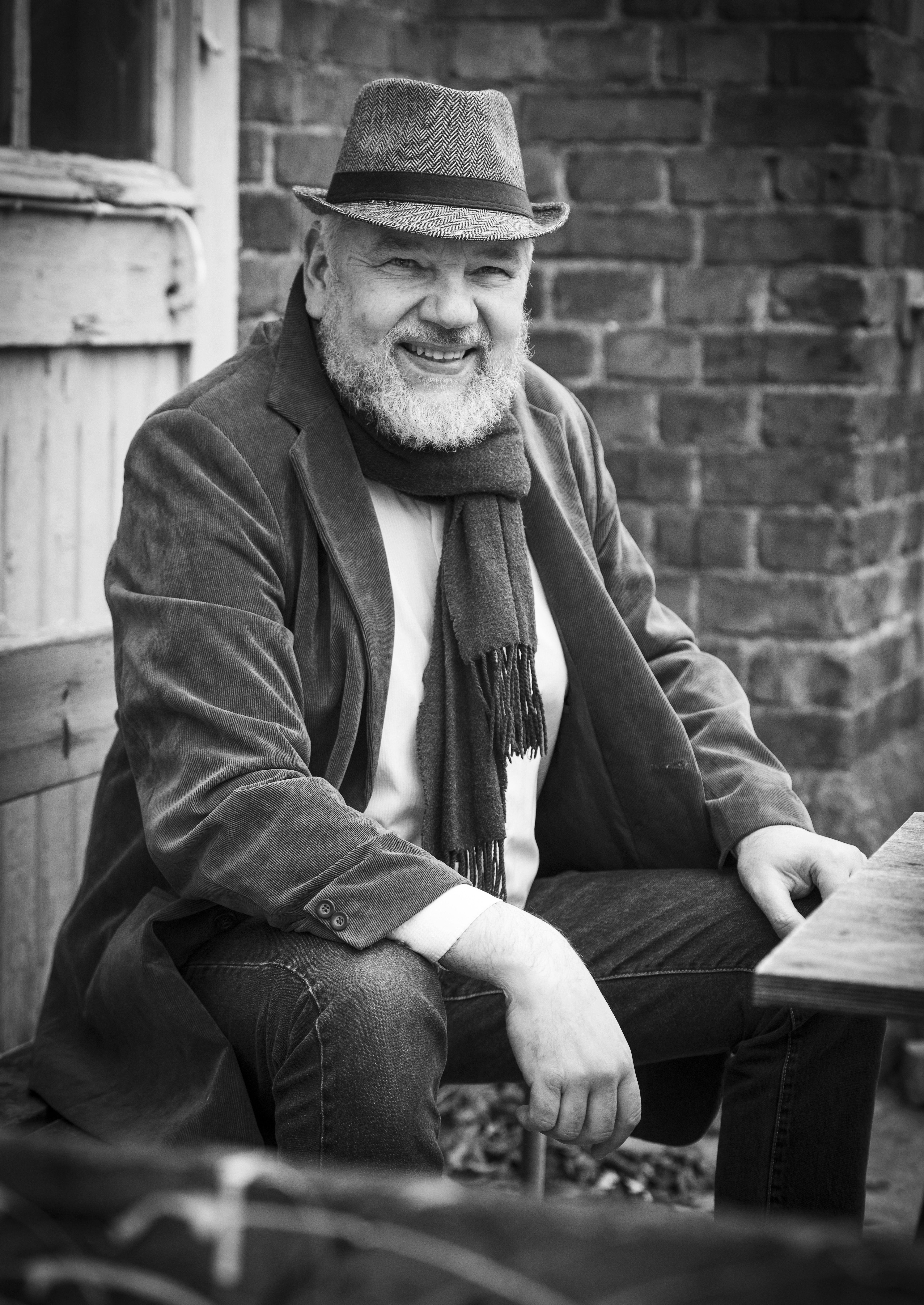 Tuomas&nbsp;Airola on 58-vuotias sellisti, taiteilija, tangolaulaja ja taksiautoilija. Hän on näytellyt palkitussa elokuvassa Taulukauppiaat (2010), opiskellut klassista musiikkia Gdanskissa, Turussa ja Varsovassa sekä esiintynyt tango-orkesteri Guardia Nuevan solistina. Hän on kotoisin Suolahdesta ja asuu Helsingissä. Perheeseen kuuluu viisi lasta: Oona, Anna, Laura, Sara ja Aaro.